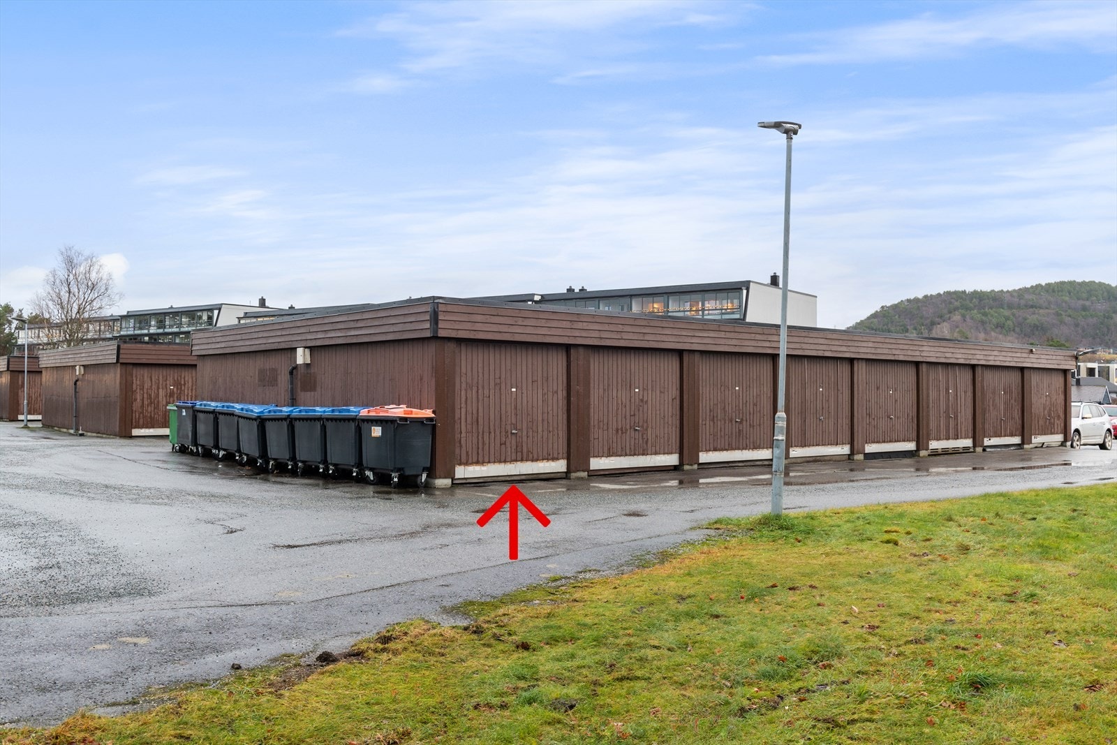 Garasjeanlegget til borettslaget. Praktisk uteområde med god plass til avfallsbeholdere. Enkel adkomst. Galleribilde