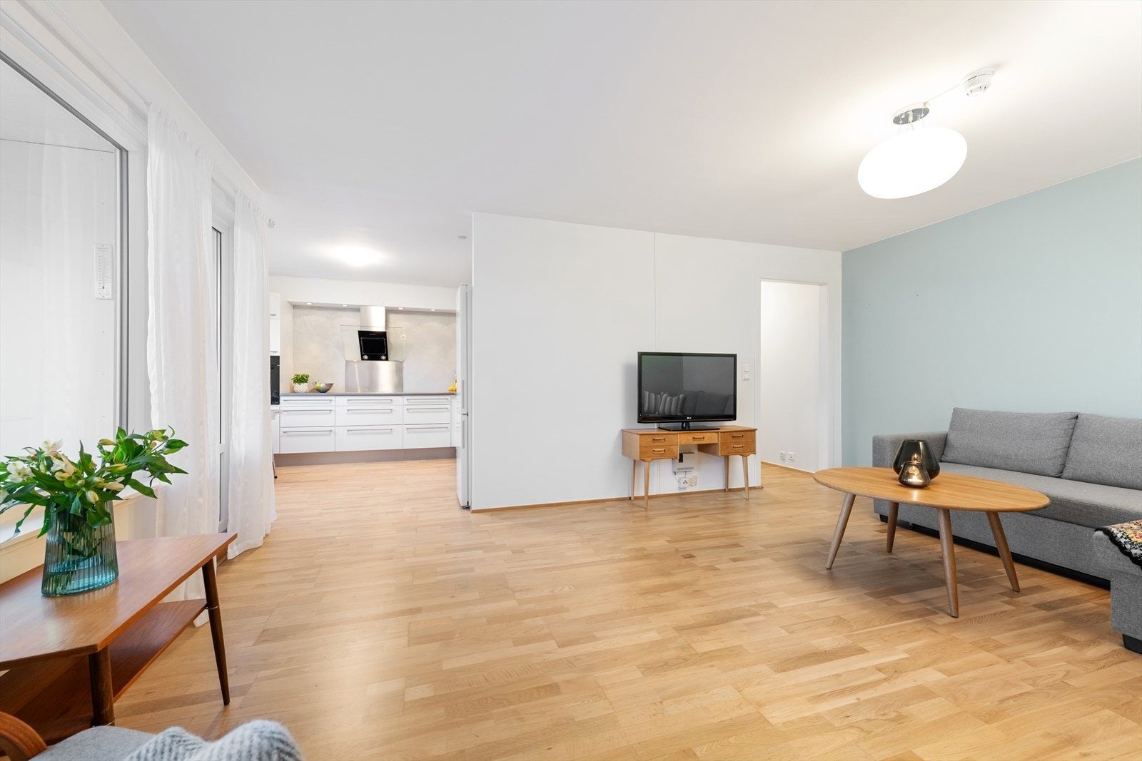 Stue med åpen løsning mot kjøkken. Moderne preg og flott parkettgulv Galleribilde