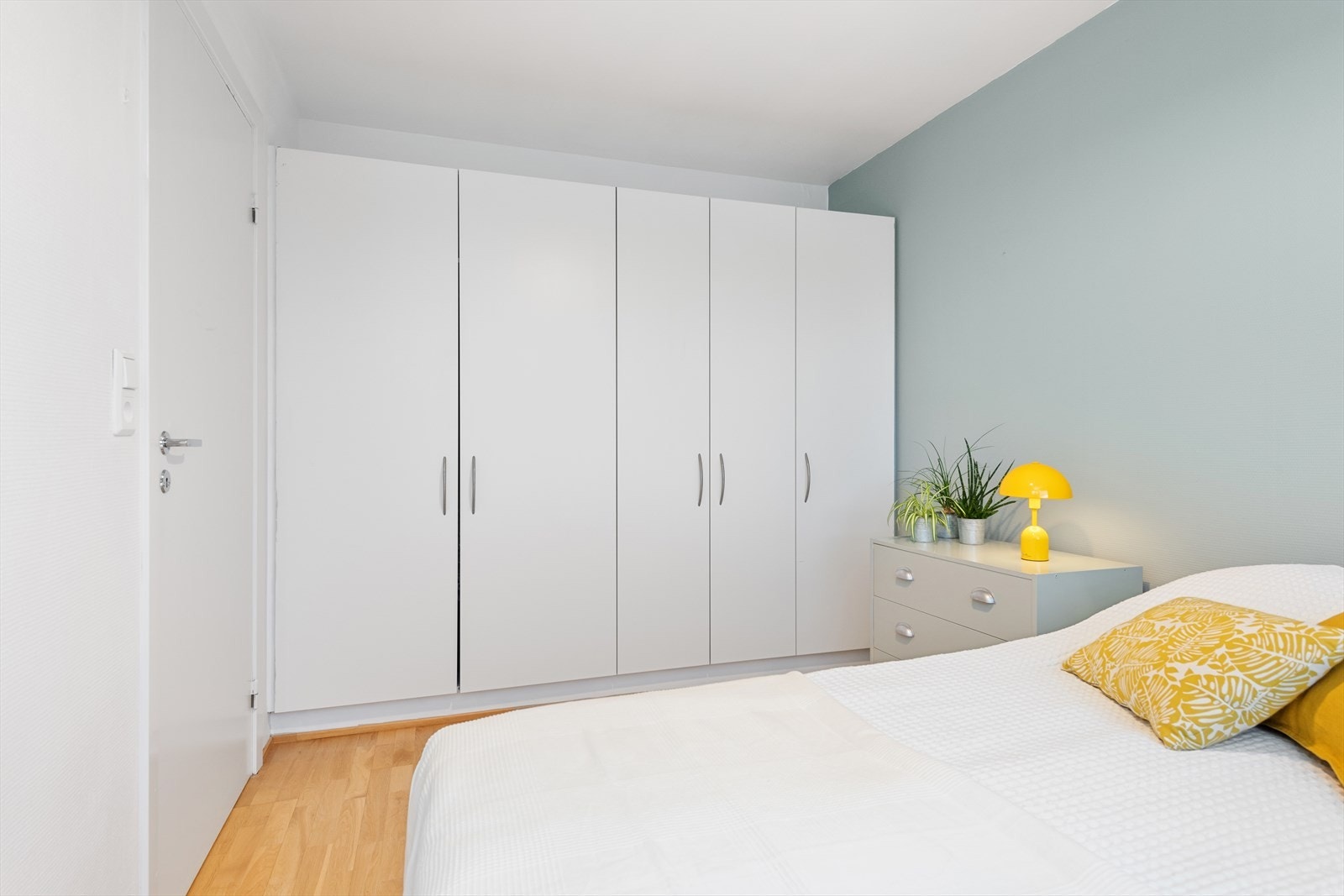 Soverom med god skapplass Galleribilde