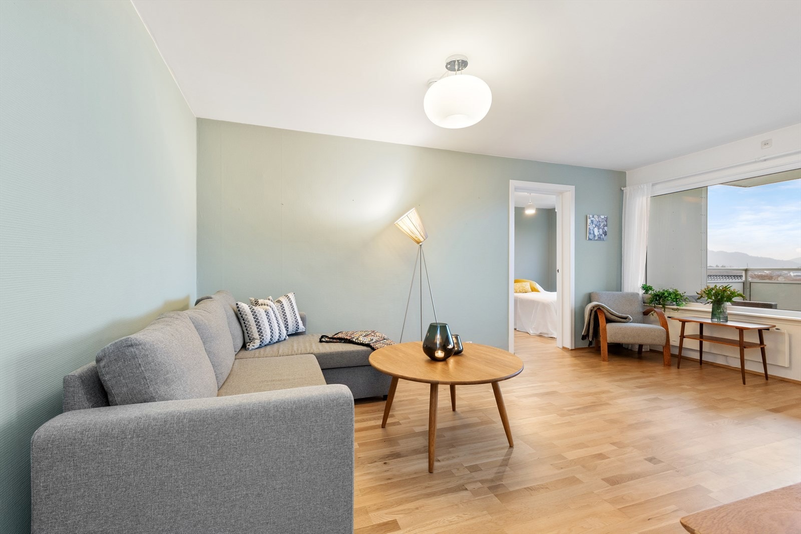 Lys og romslig stue med store vinduer Galleribilde