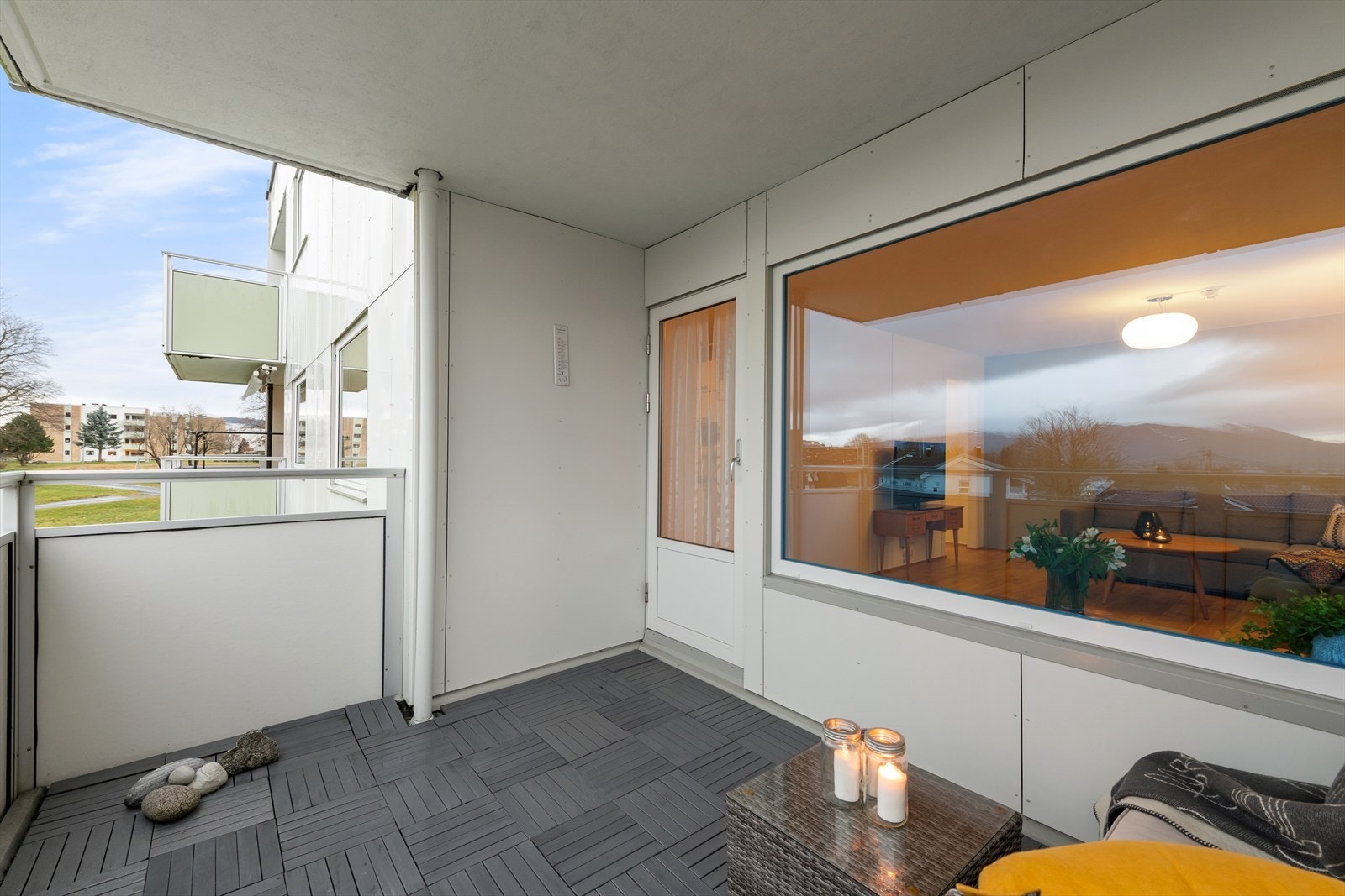 Lys og innbydende balkong med god plass til møblering Galleribilde