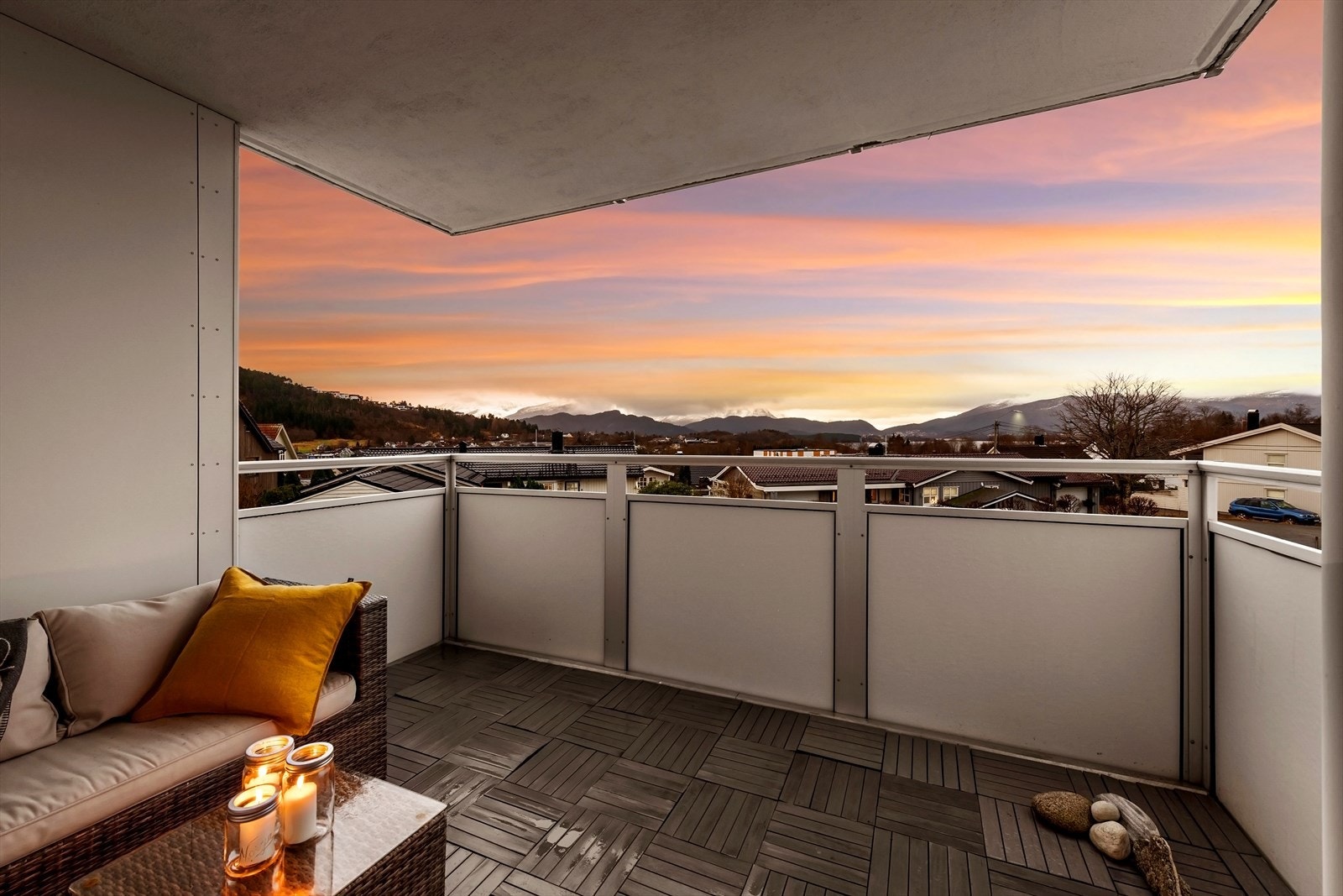 Velkommen til Østre Aspehaug 14. Her byr vi blant annet på en fantastisk utsikt fra balkongen med nydelige solnedganger. Galleribilde