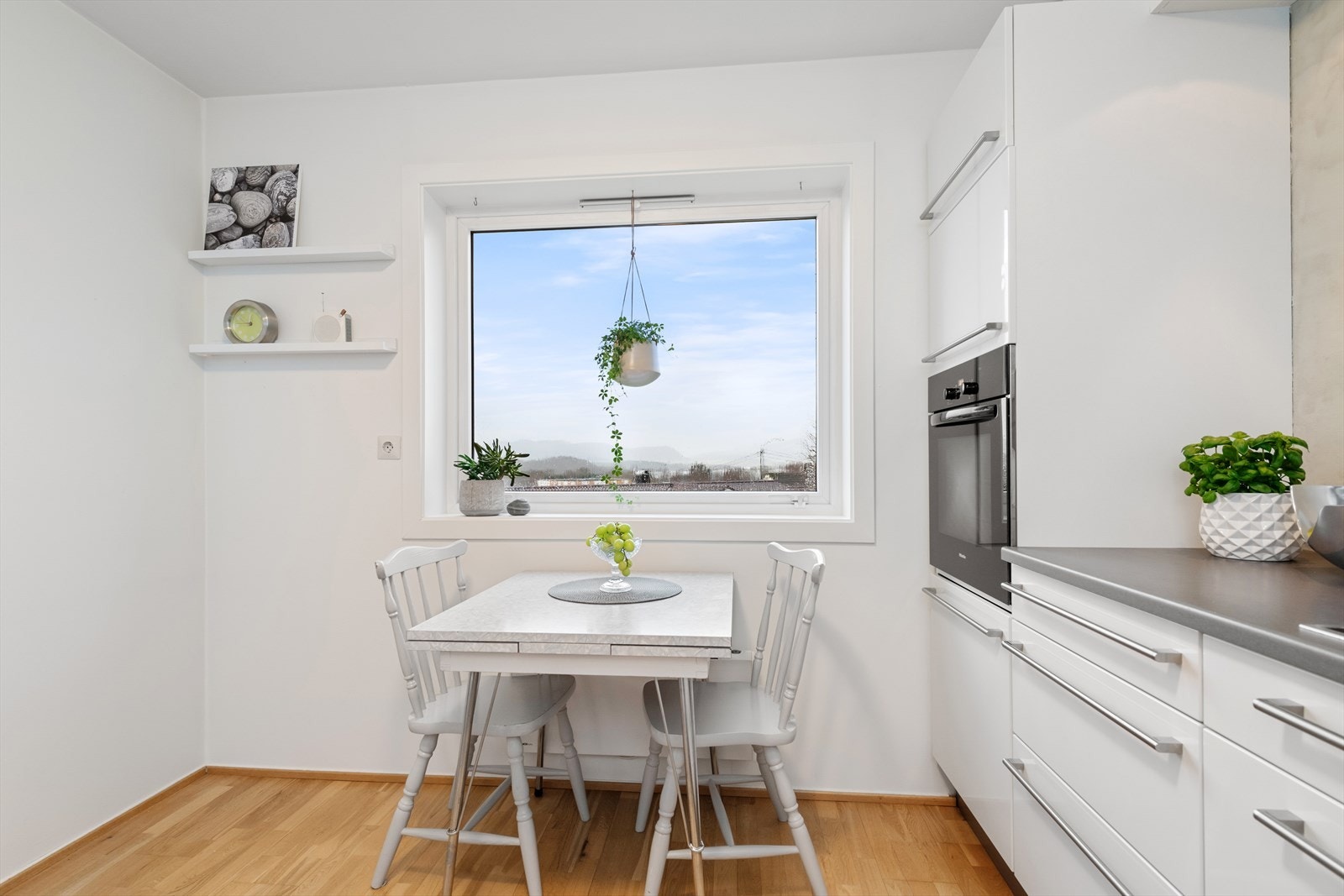 Lyst kjøkken med flott utsikt. Store vinduer slipper inn mye naturlig lys Galleribilde