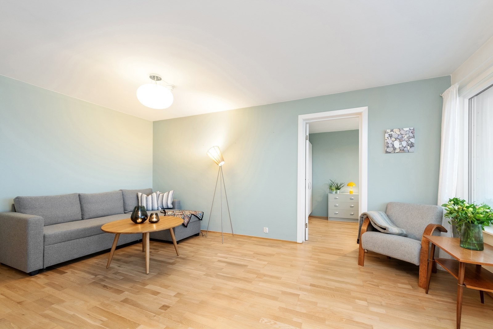 Lys og romslig stue Galleribilde