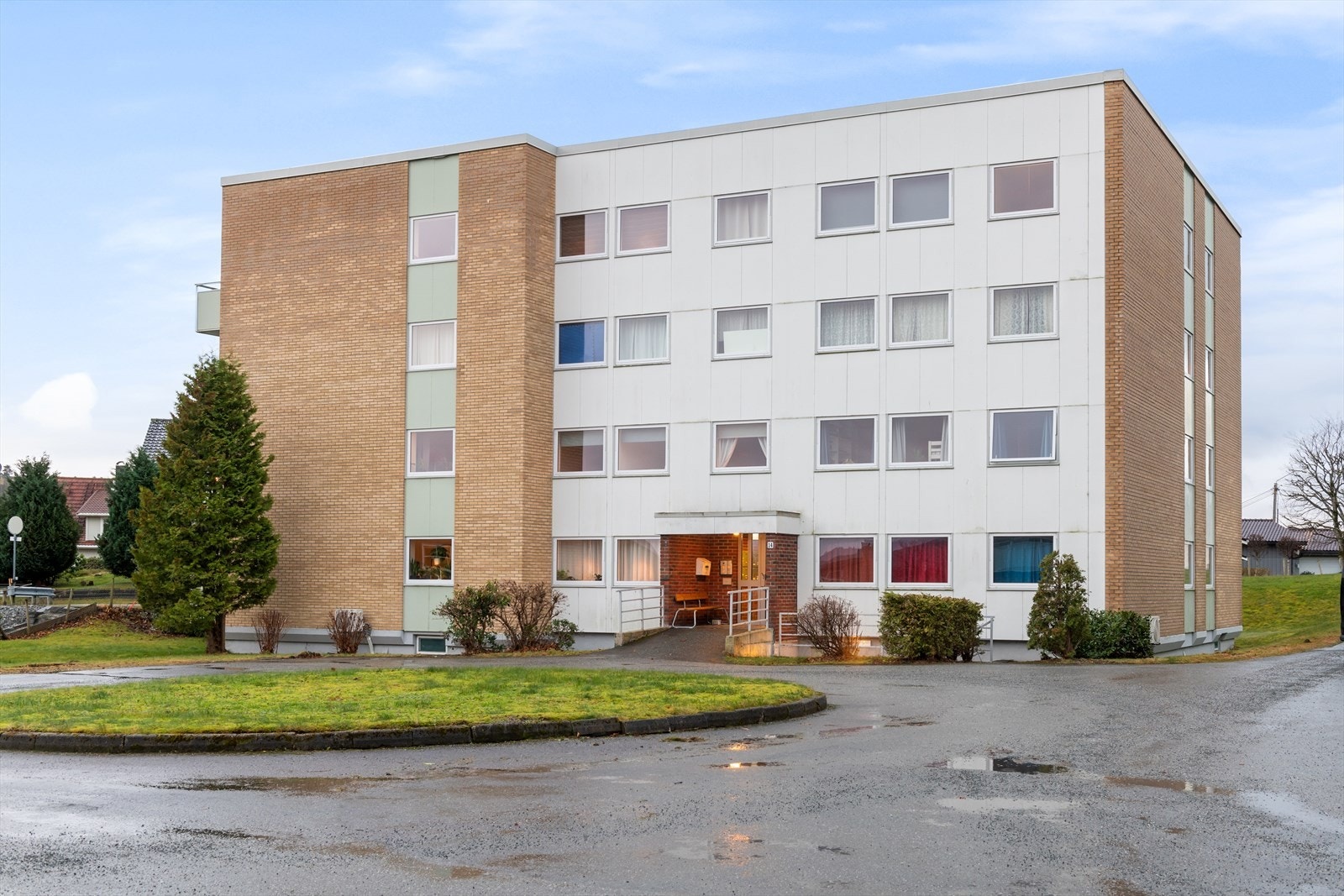 Fasade med inngangsparti fra østsiden av blokken Galleribilde