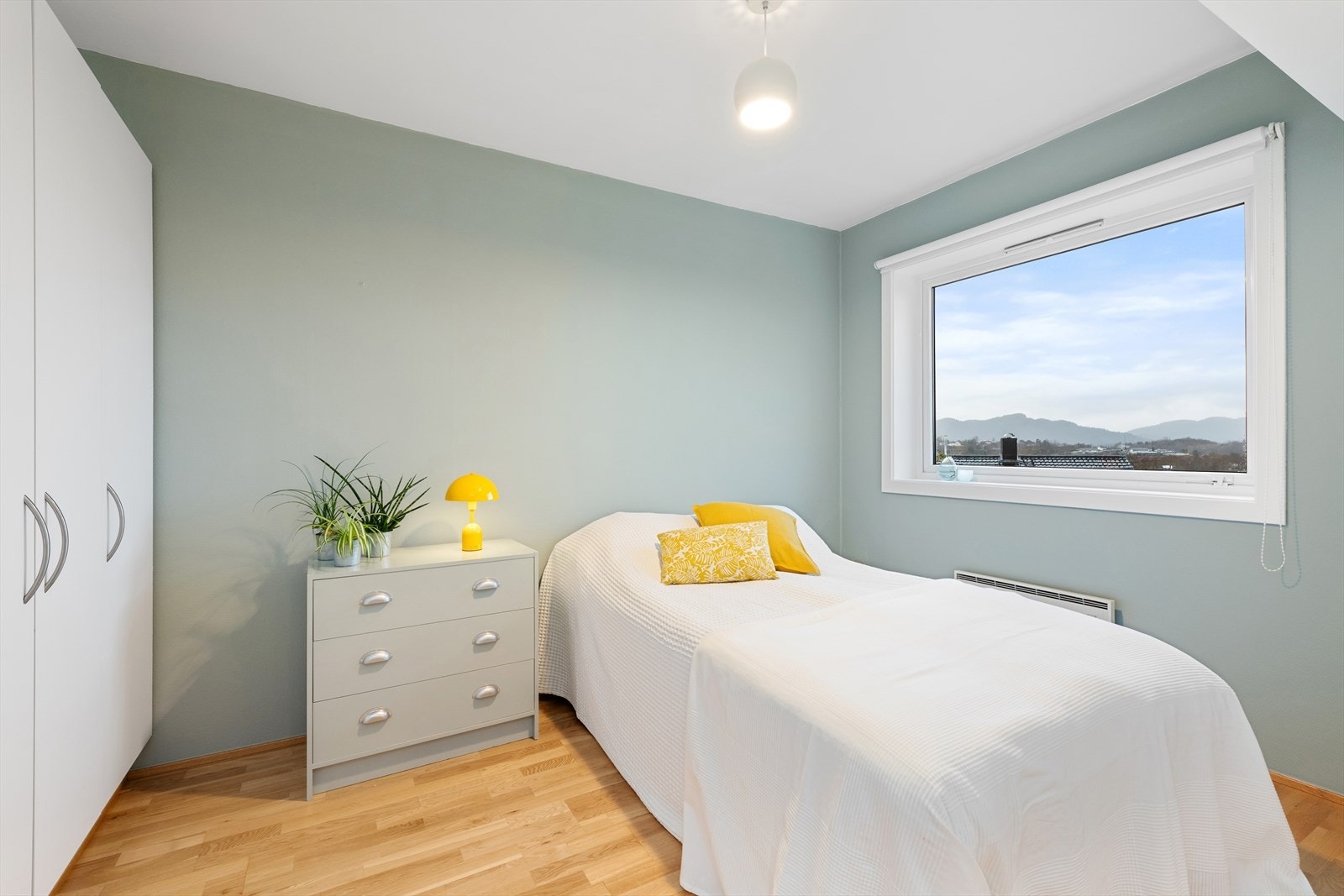 Lyst og innbydende soverom Galleribilde