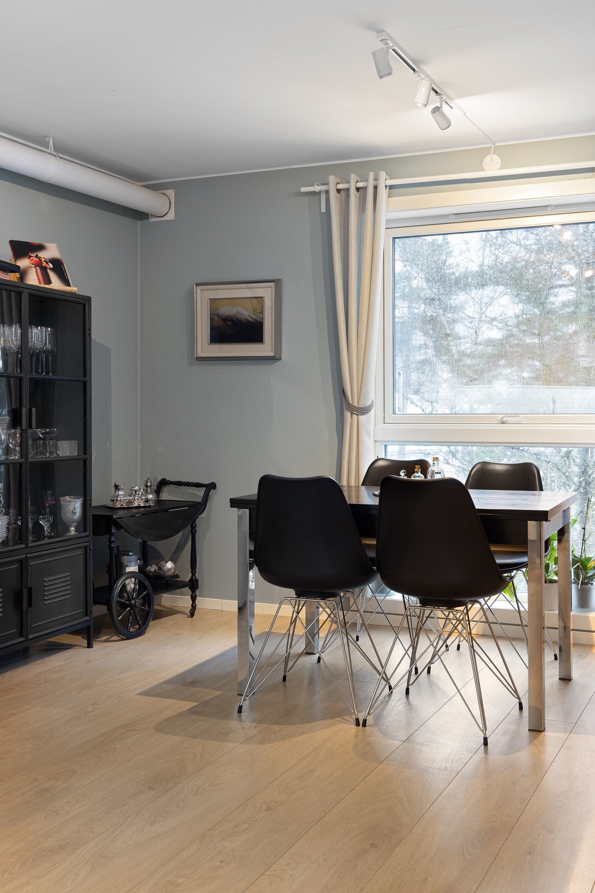 Kjøkkenet har god plass til spisebord, ideelt for både hverdagsmåltider og morgenkaffen. Galleribilde