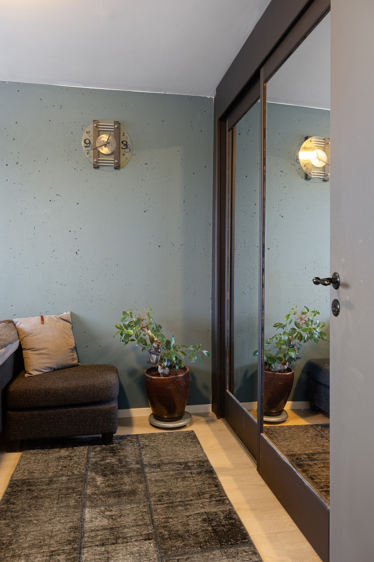 Soverom 2 er utstyrt med en romslig skyvedørsgarderobe med speildører, som både gir god oppbevaringsplass og et lyst og luftig preg. Galleribilde