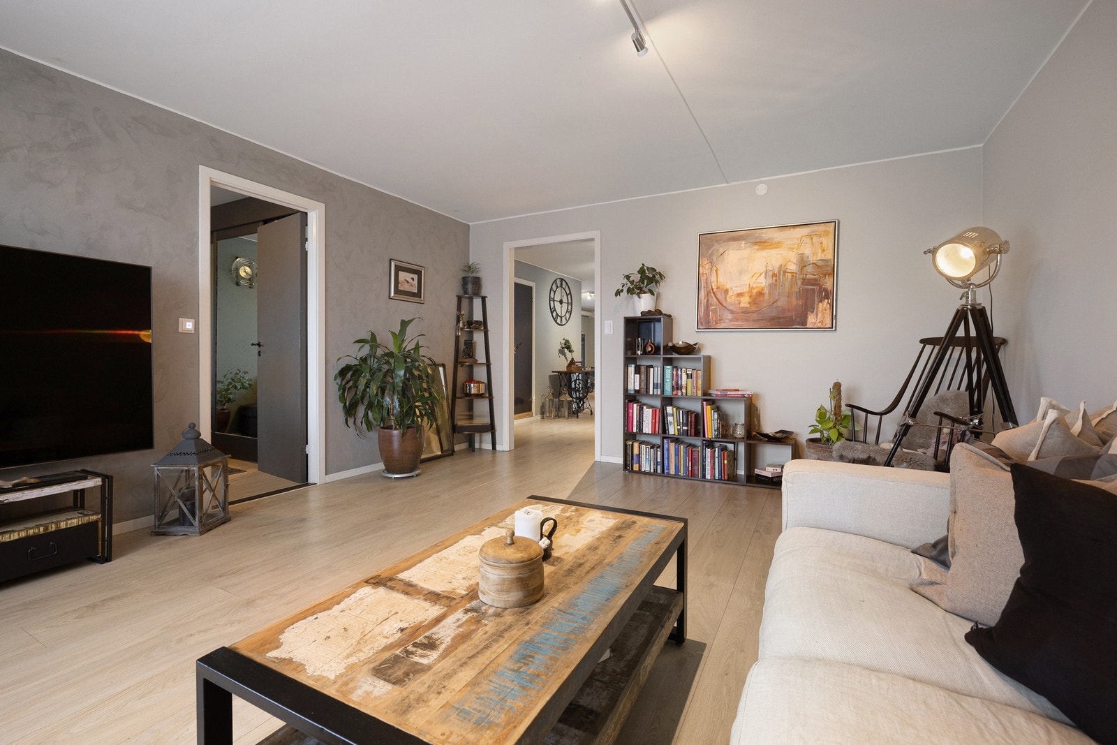 Leiligheten fremstår som moderne med slitesterkt og stilrent laminatgulv, delikate veggfarger og komfortabel varmefolie i flere rom. Galleribilde