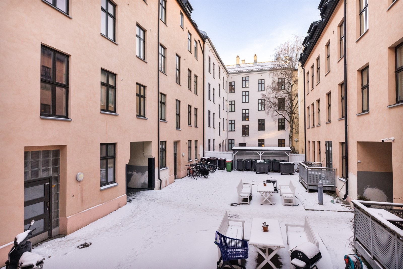 I bakgården er det sykkelparkering og sittegrupper. Galleribilde