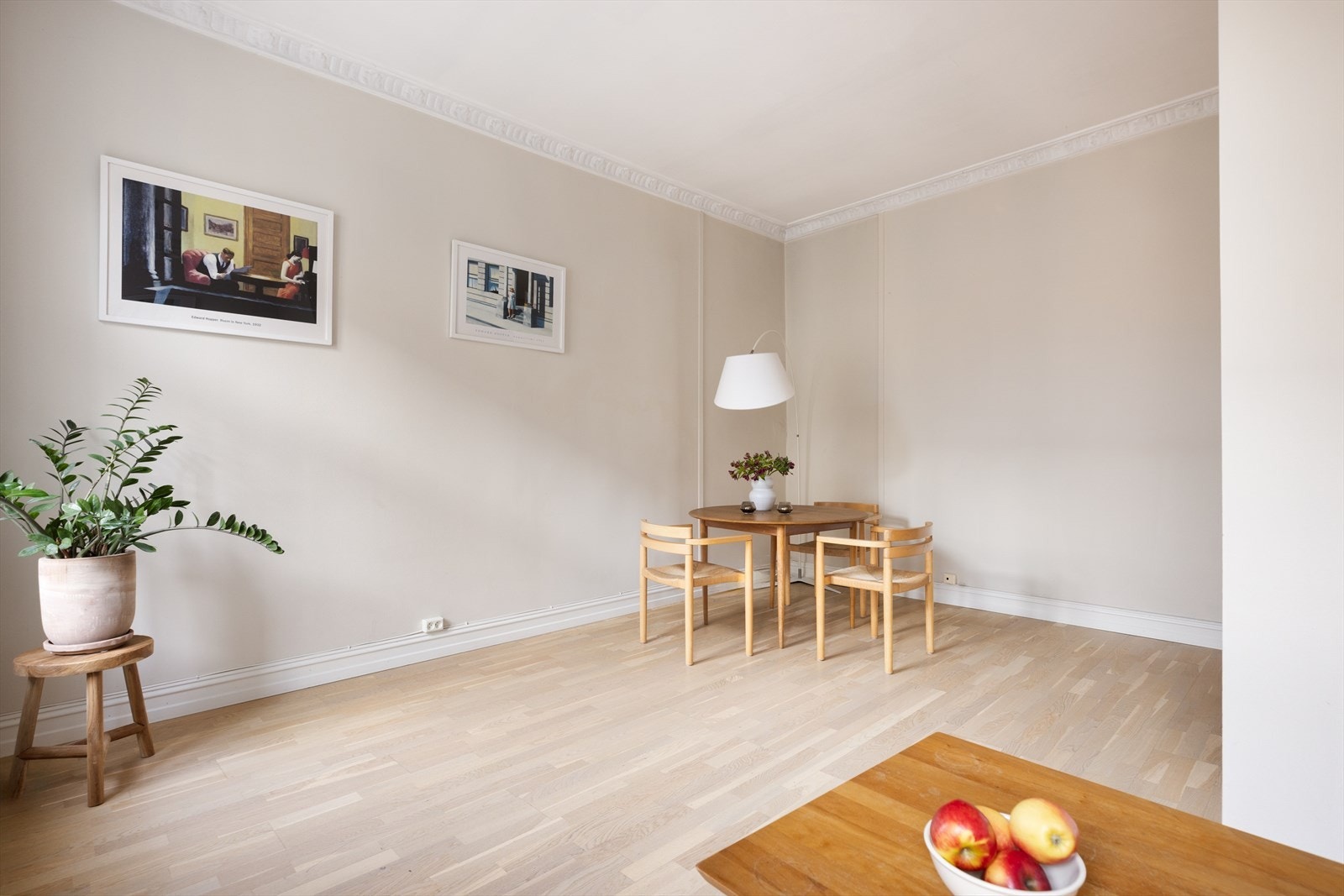 Store vindusflater som slipper inn rikelig med lys som bidrar til en god romfølelse Galleribilde