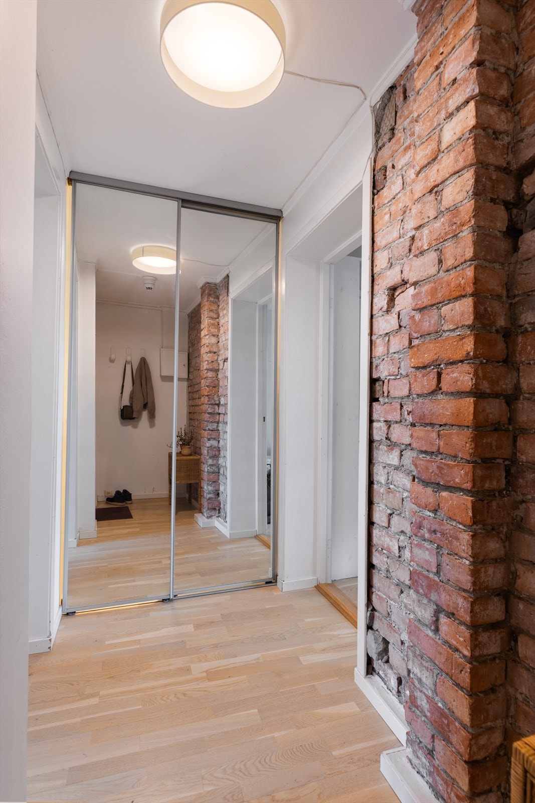 God plass til å henge fra seg yttertøy i skyvedørsgarderobe i gangen. Leiligheten disponerer for øvrig en kjellerbod på 4 m² Galleribilde