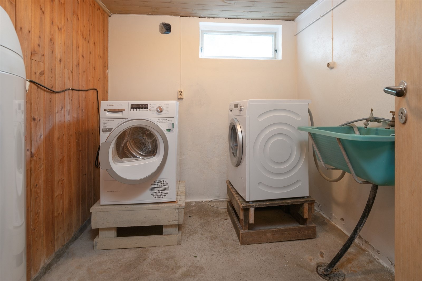 Eldre vaskerom med nyere bereder og utslagsvask Galleribilde