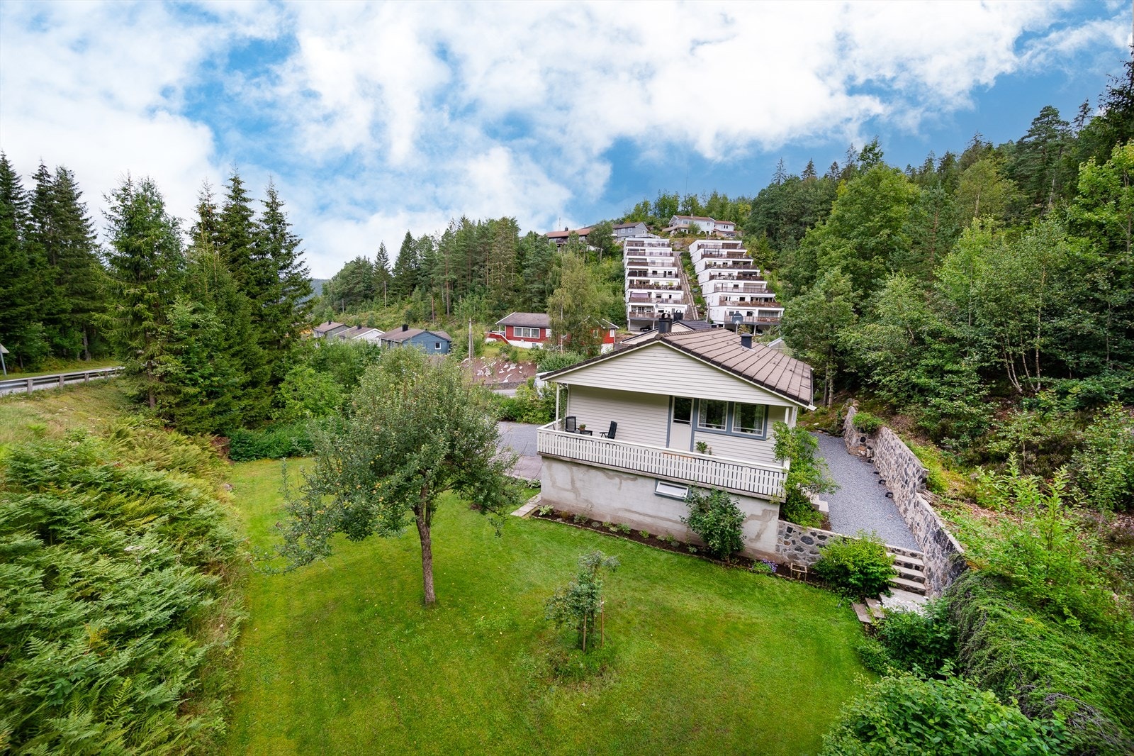 Nær 1.8 mål tomt (2 bruksnummer) Galleribilde