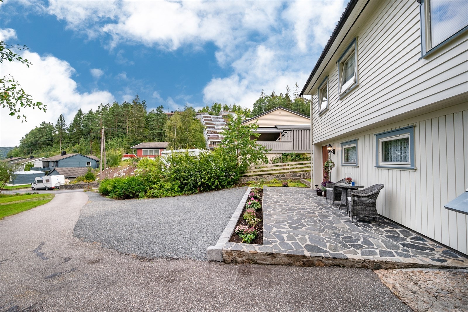 Vestvendt, skiferkledd platting ved inngangsparti Galleribilde