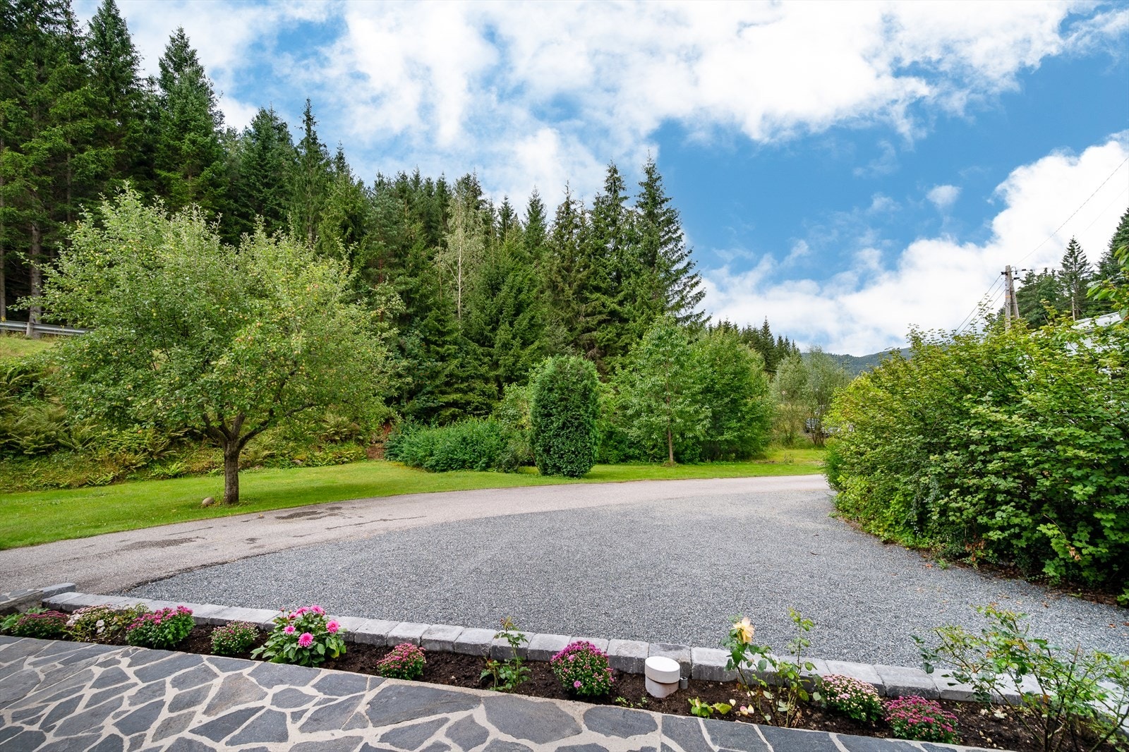 Godt med biloppstillingsplasser på tomt Galleribilde