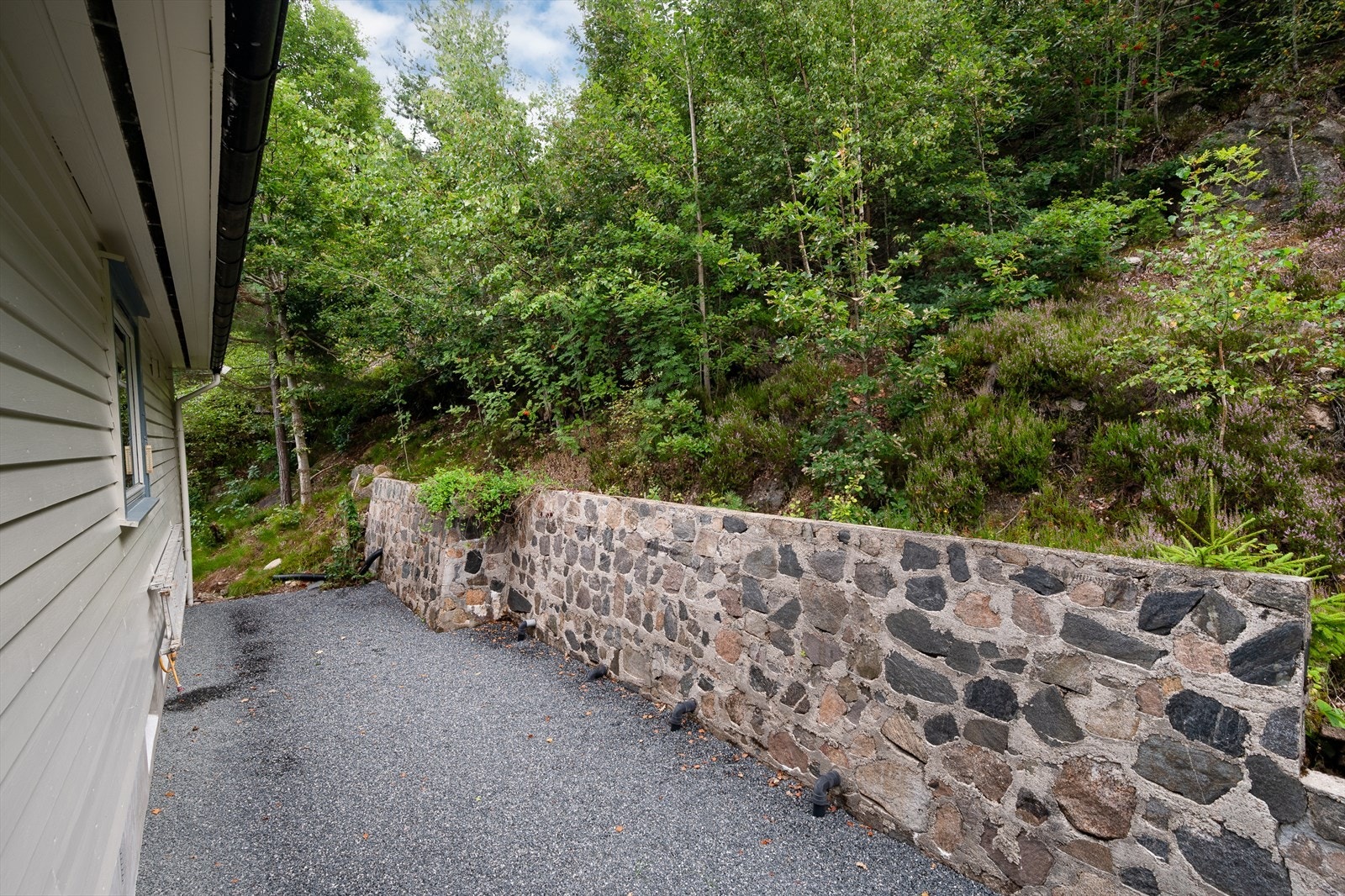 Gruset uteplass i bakkant av boligen Galleribilde