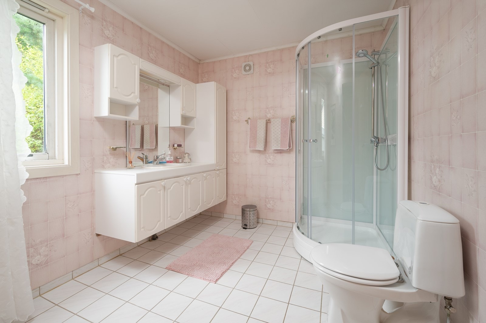 Stort bad med dusjkabinett Galleribilde