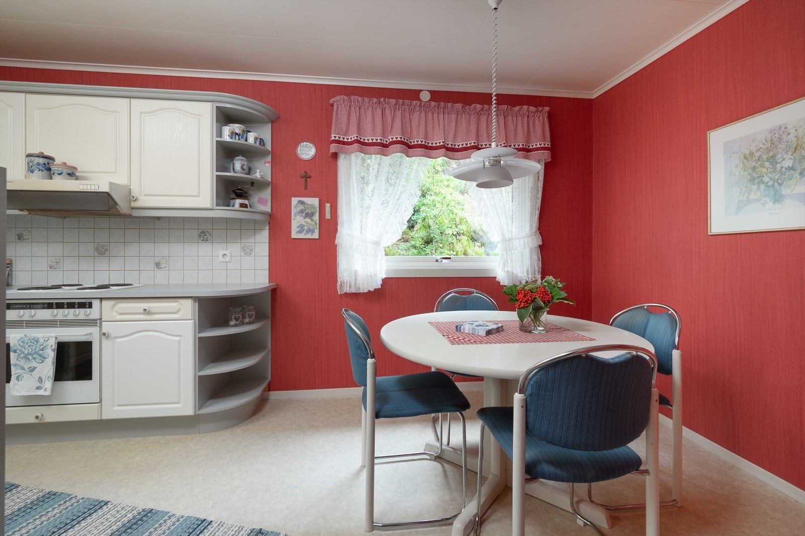 Stort kjøkken med spiseplass Galleribilde