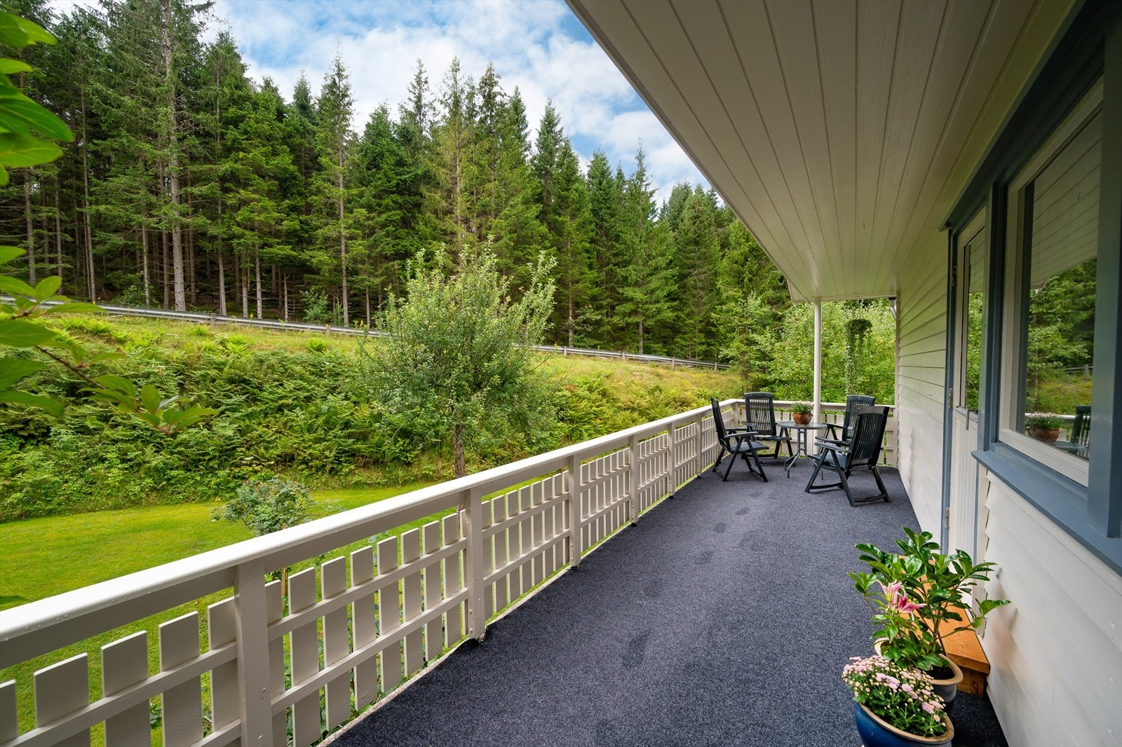 Sydvendt veranda ut fra stuen Galleribilde