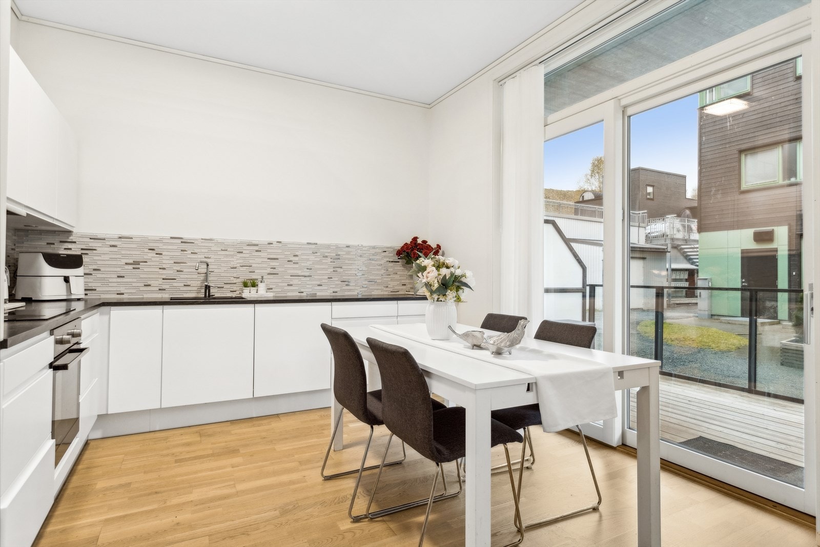 Fra kjøkkenet er det direkte utgang til egen terrasse. Galleribilde