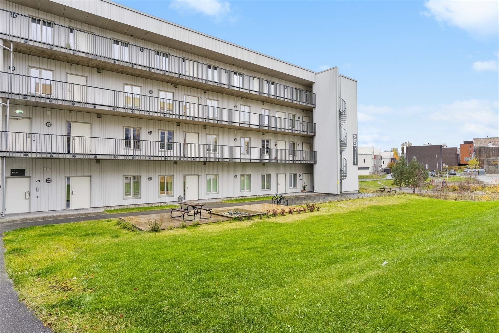Leiligheten har inngang fra bakkeplan. Fellesområdene er pent opparbeidet med blant annet gressplener, sykkelparkering, sittegrupper m.m. Galleribilde