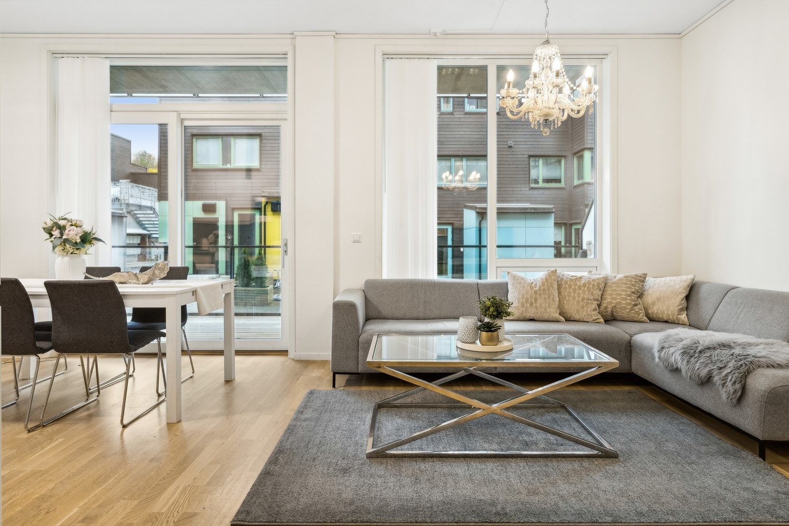 Leiligheten har store vindusflater som sørger for rikelig med naturlig lysinnslipp. Galleribilde