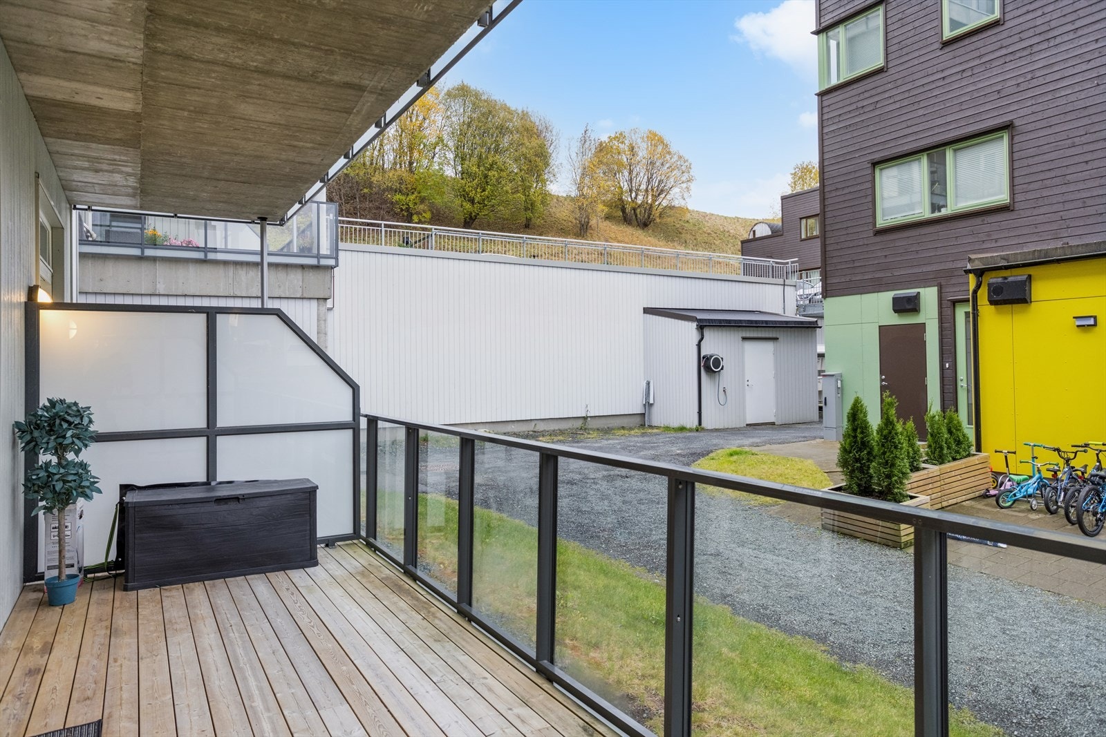Leiligheten ligger fint til i et rolig og barnevennlig område. Herfra er det kort avstand til Risvollan senter med hverdagsfasiliteter, marka med helårs turterreng, skole, barnehage og offentlig kommunikasjon. Galleribilde