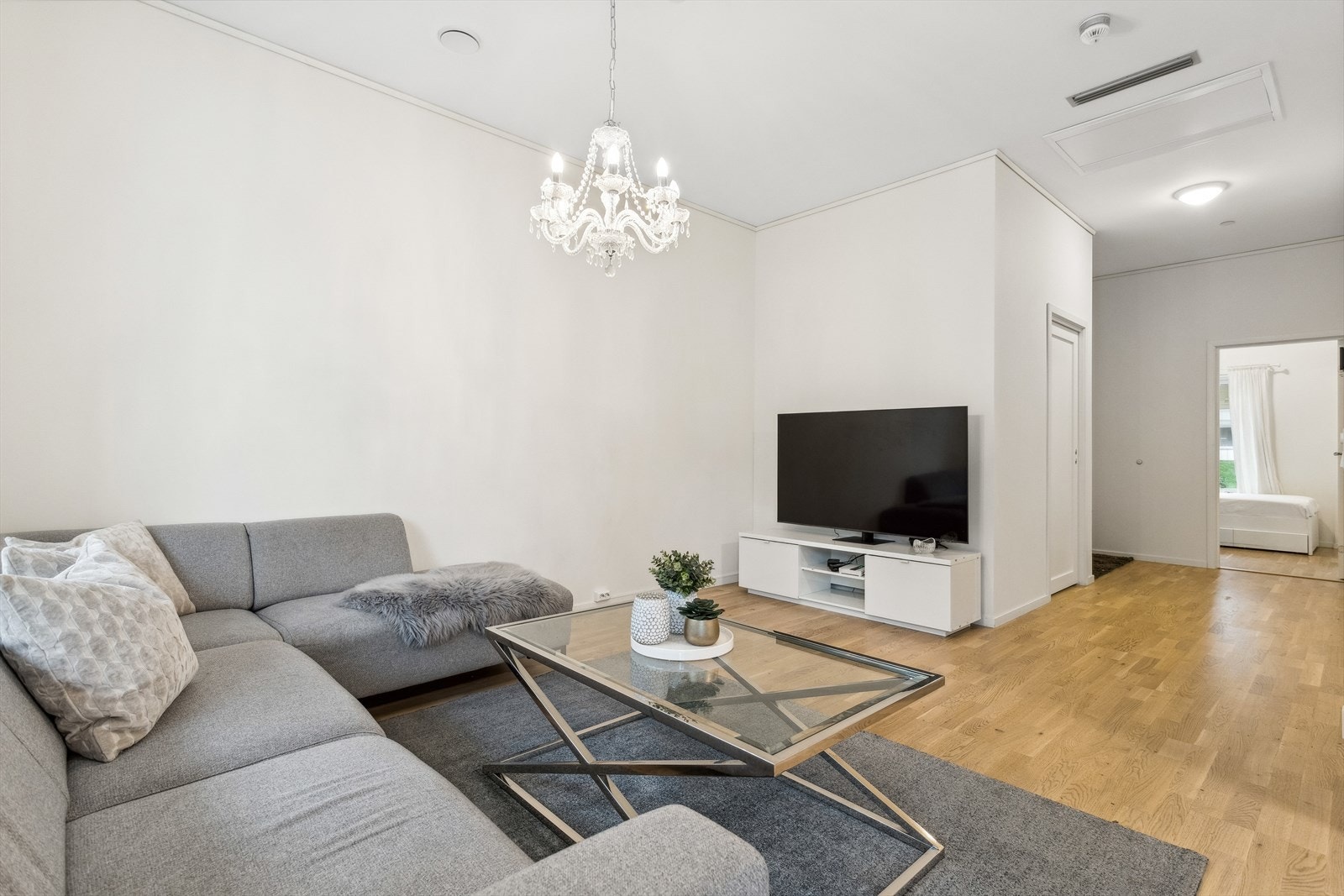 Rommets utforming gjør det enkelt å innrede med ønsket møblement, både spise- og sittegruppe. Galleribilde