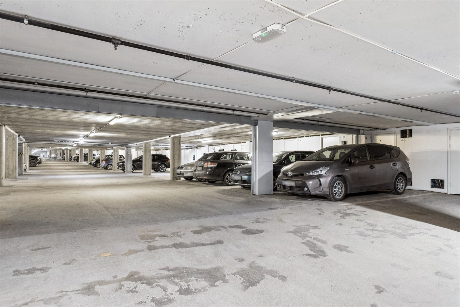 Det medfølger bruksrett til en parkeringsplass i felles p-kjeller. Det disponeres også en ekstern bod på ca. 5 kvm i kjeller. Galleribilde