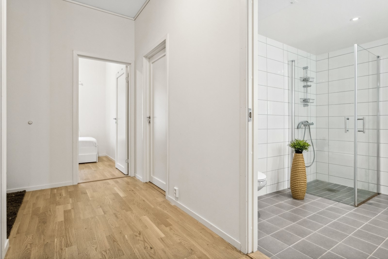Leiligheten er malt i lyse og nøytrale farger, noe som gjør det enkelt å supplere med eget møblement. Galleribilde
