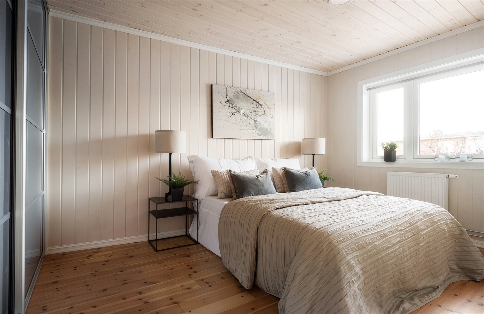 Romslig hovedsoverom med god plass til dobbeltseng, garderobeløsning og annen ønskelig innredning. Galleribilde