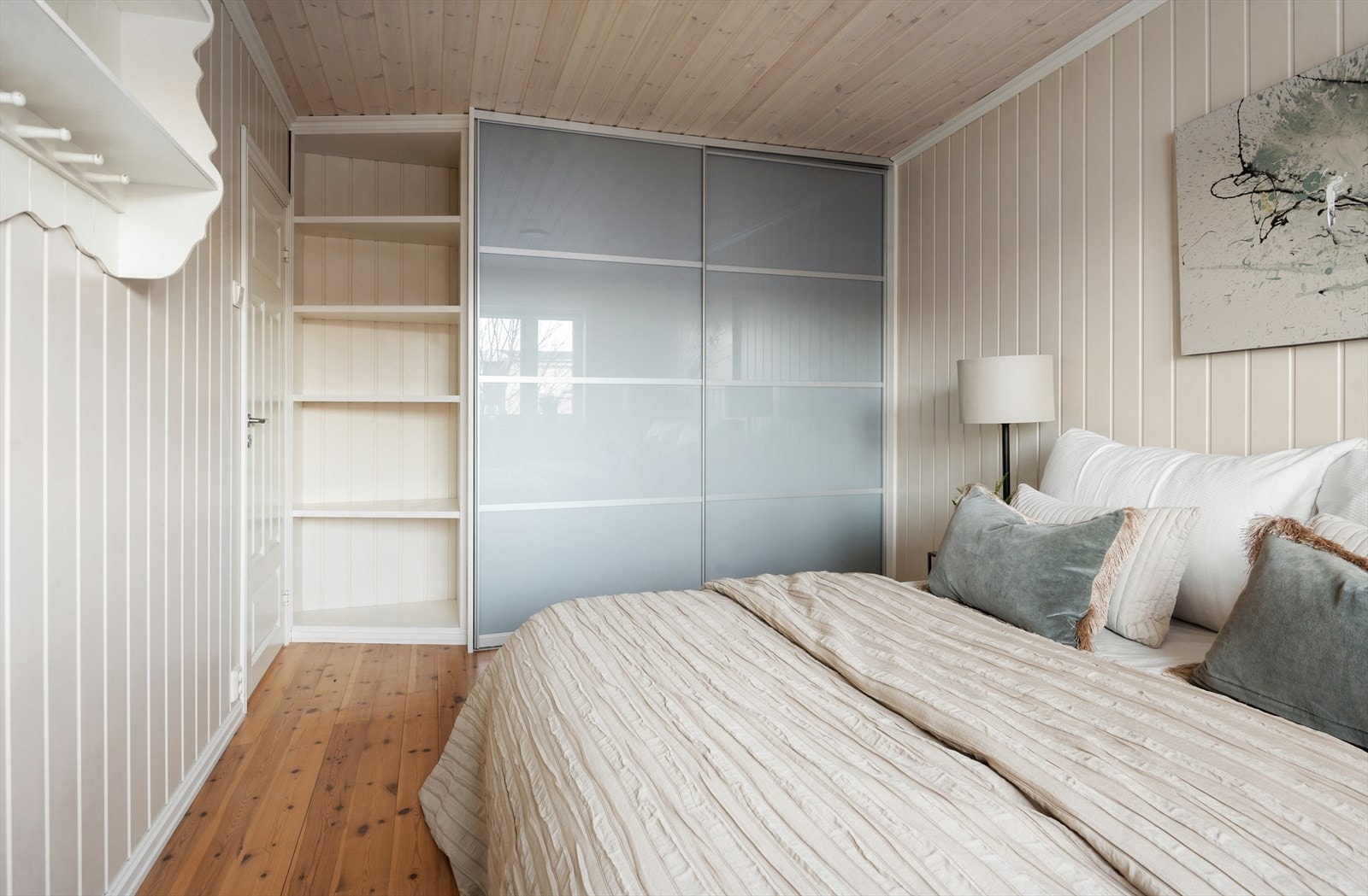 Praktisk skyvedørsgarderobe, som gir godt med lagringsplass. Galleribilde