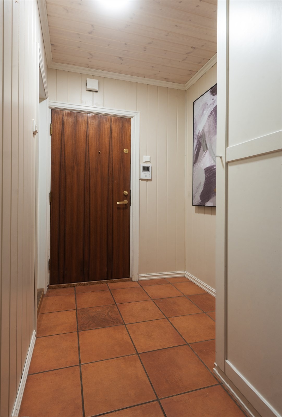 Romslig entré med god plass til å henge opp jakker og sette fra seg sko. Her kan man også innrede med skyvedørsgarderobe. Galleribilde