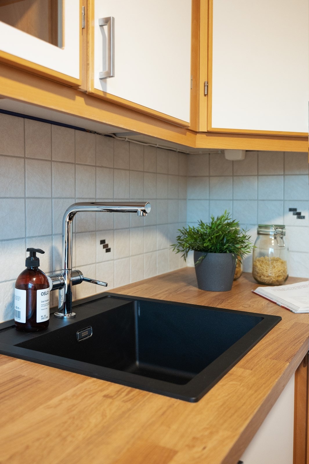 Kjøkkenet har rikelig med skap- og benkeplass. Galleribilde