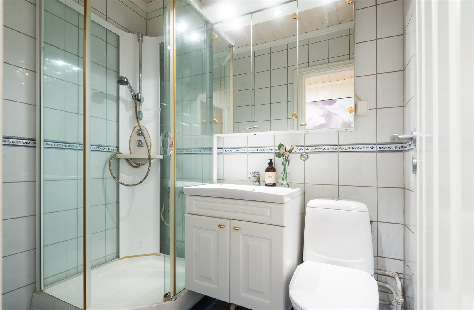 Lyst og pent flislagt bad. Galleribilde