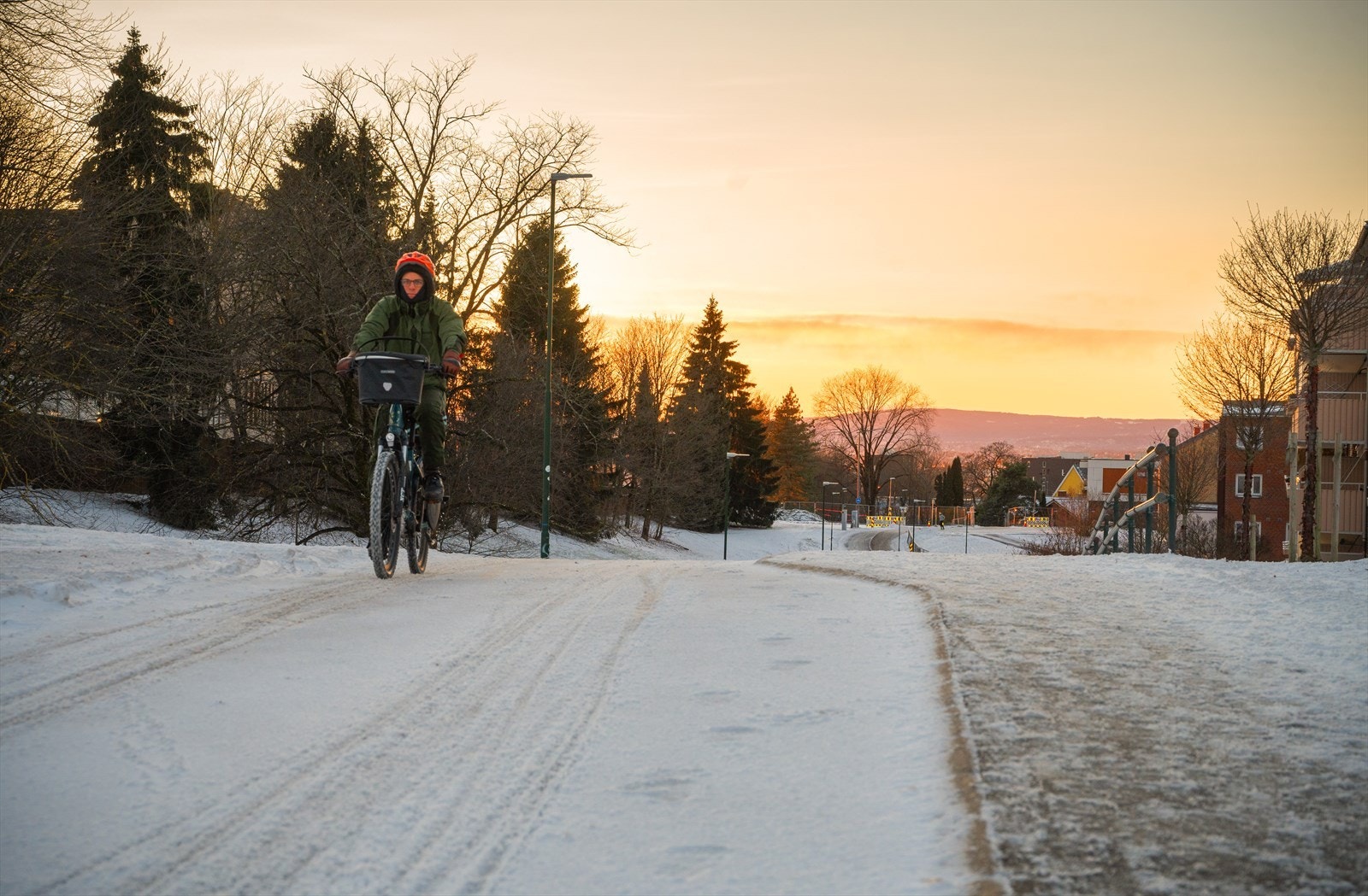 Det er flotte gang- og sykkelstier fra leilighetene og ned til Oslo Sentrum. Samt kort vei til alt av kollektivtransport. Galleribilde