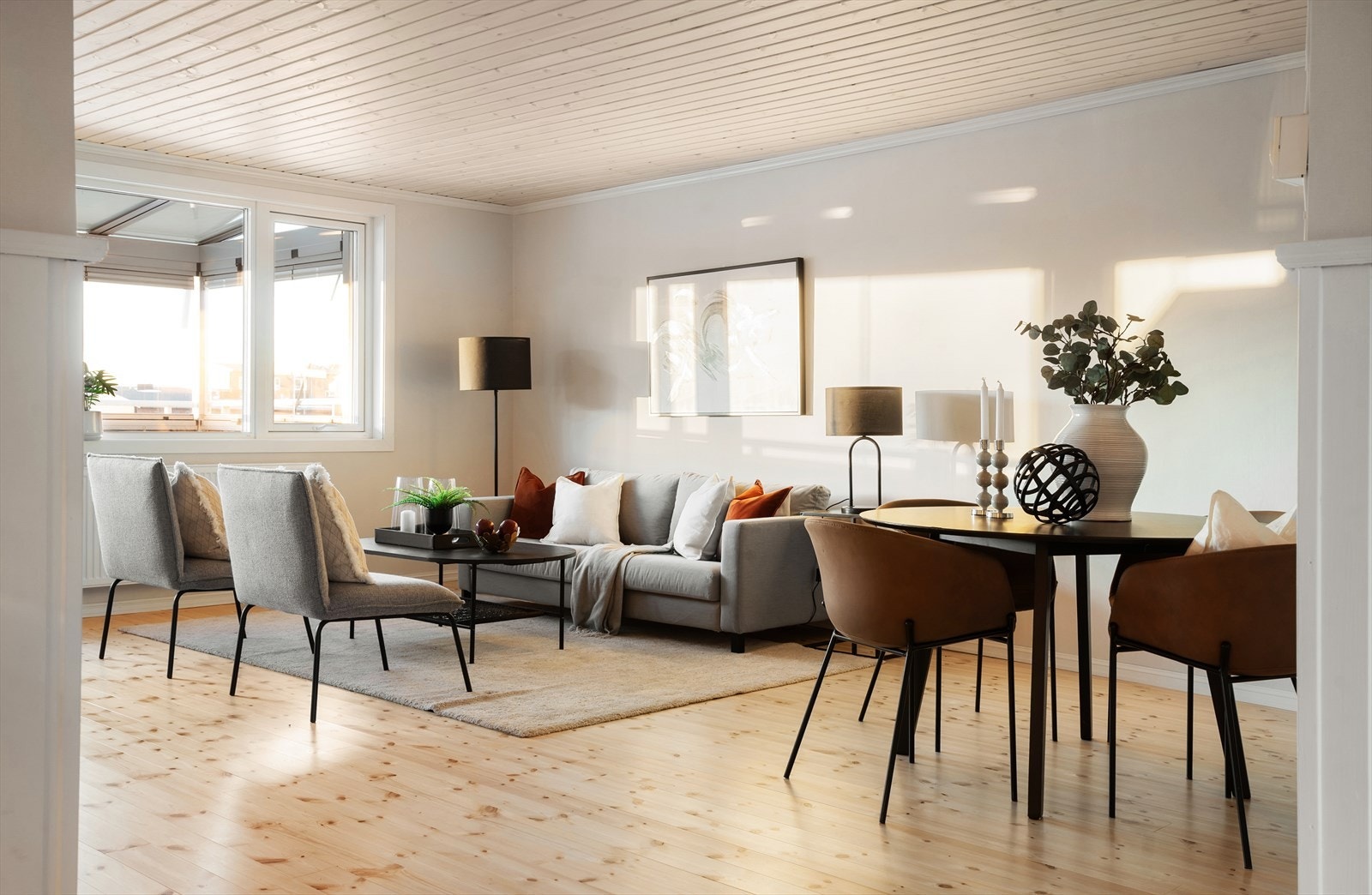 I stuen er det nytt tak, nye heltregulv og tapetsert i 2024. Galleribilde