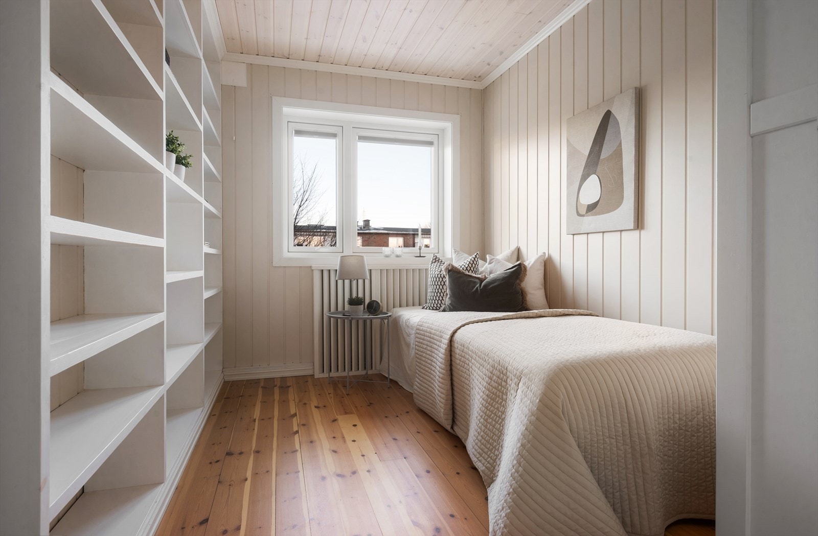 Soverom 2 er også av god størrelse med plass en seng, garderobeløsning og/eller annen innredning. Galleribilde