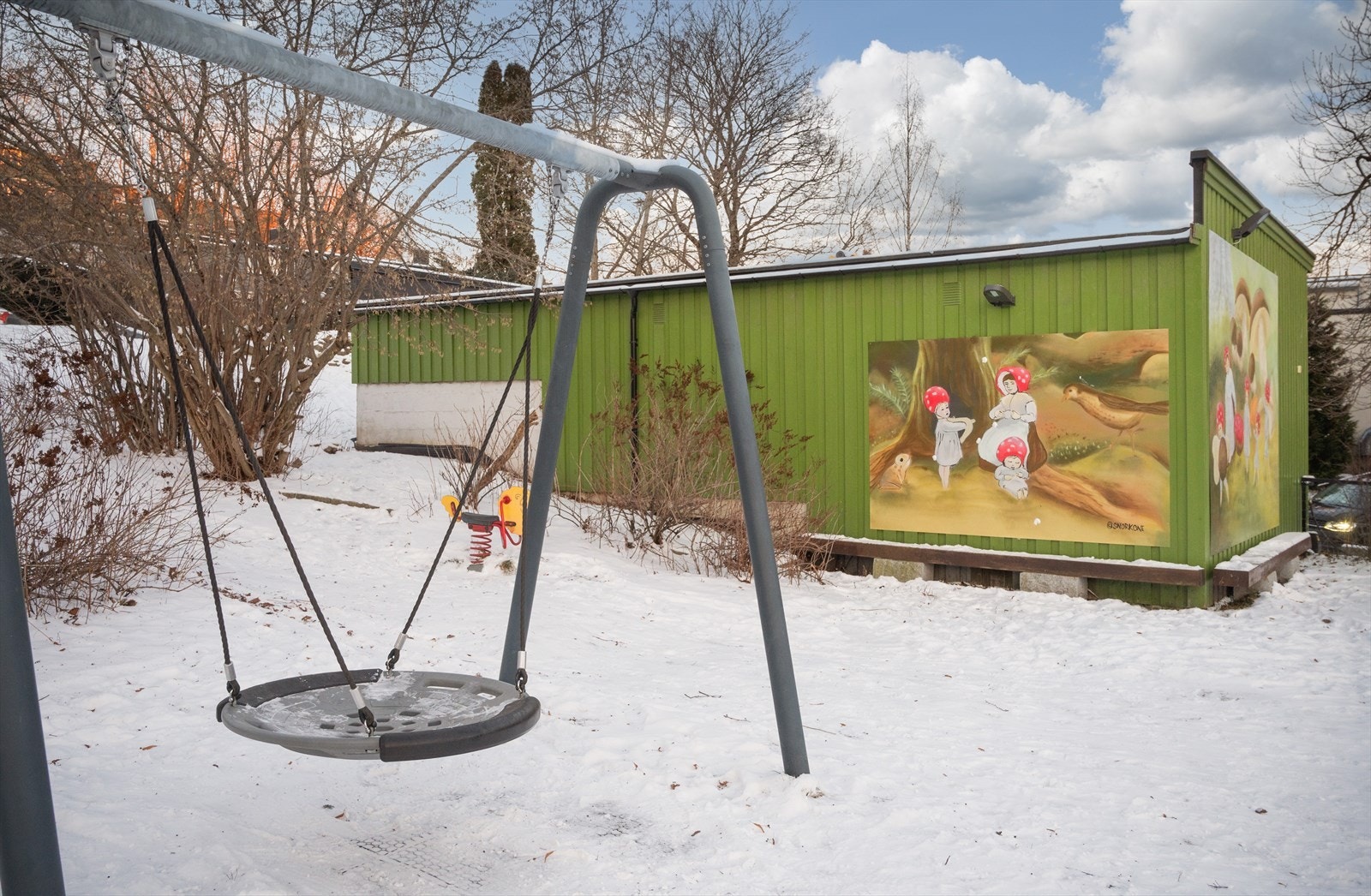 Nærliggende lekeplass gir gode muligheter for barnelek. Galleribilde