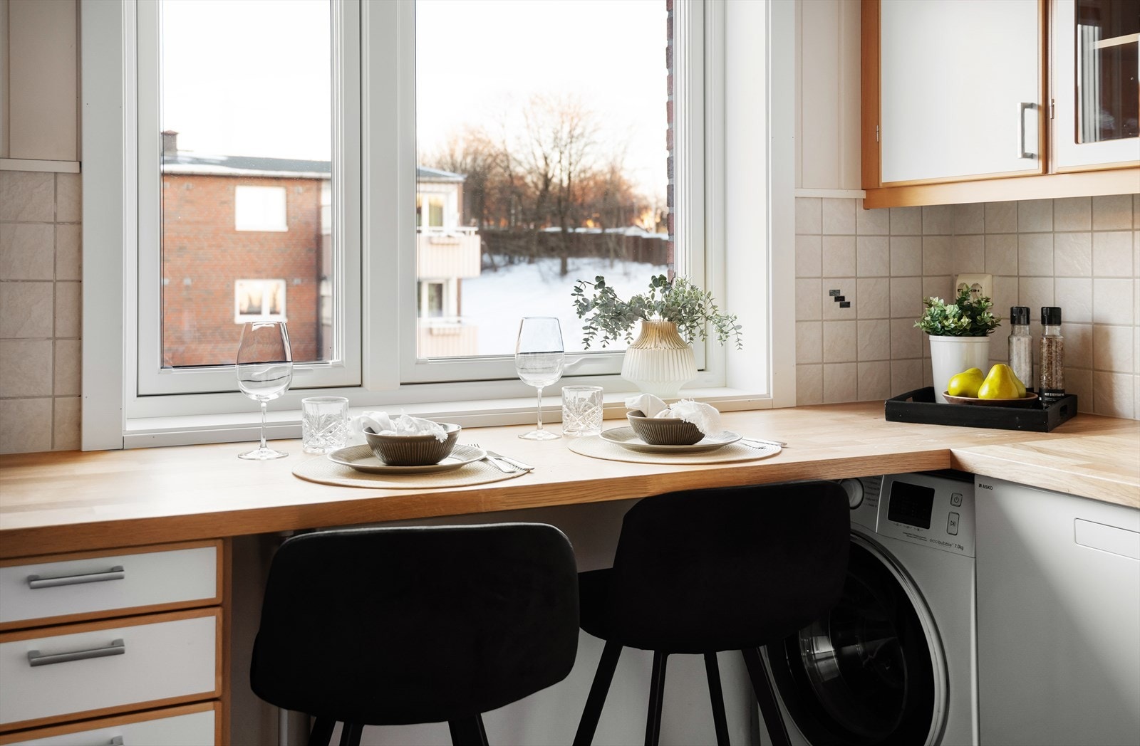 Koselig spiseplass på kjøkkenet for enkle måltider. Galleribilde