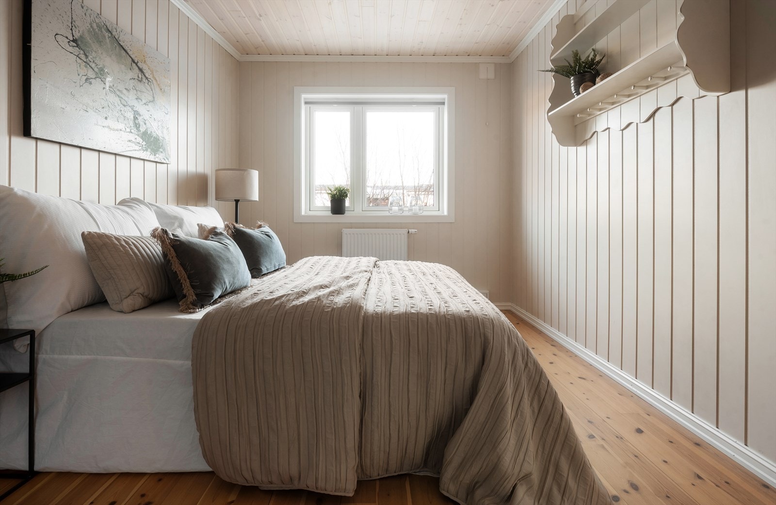 Vindusflatene gir godt med daglys til det hyggelige soverommet. Galleribilde