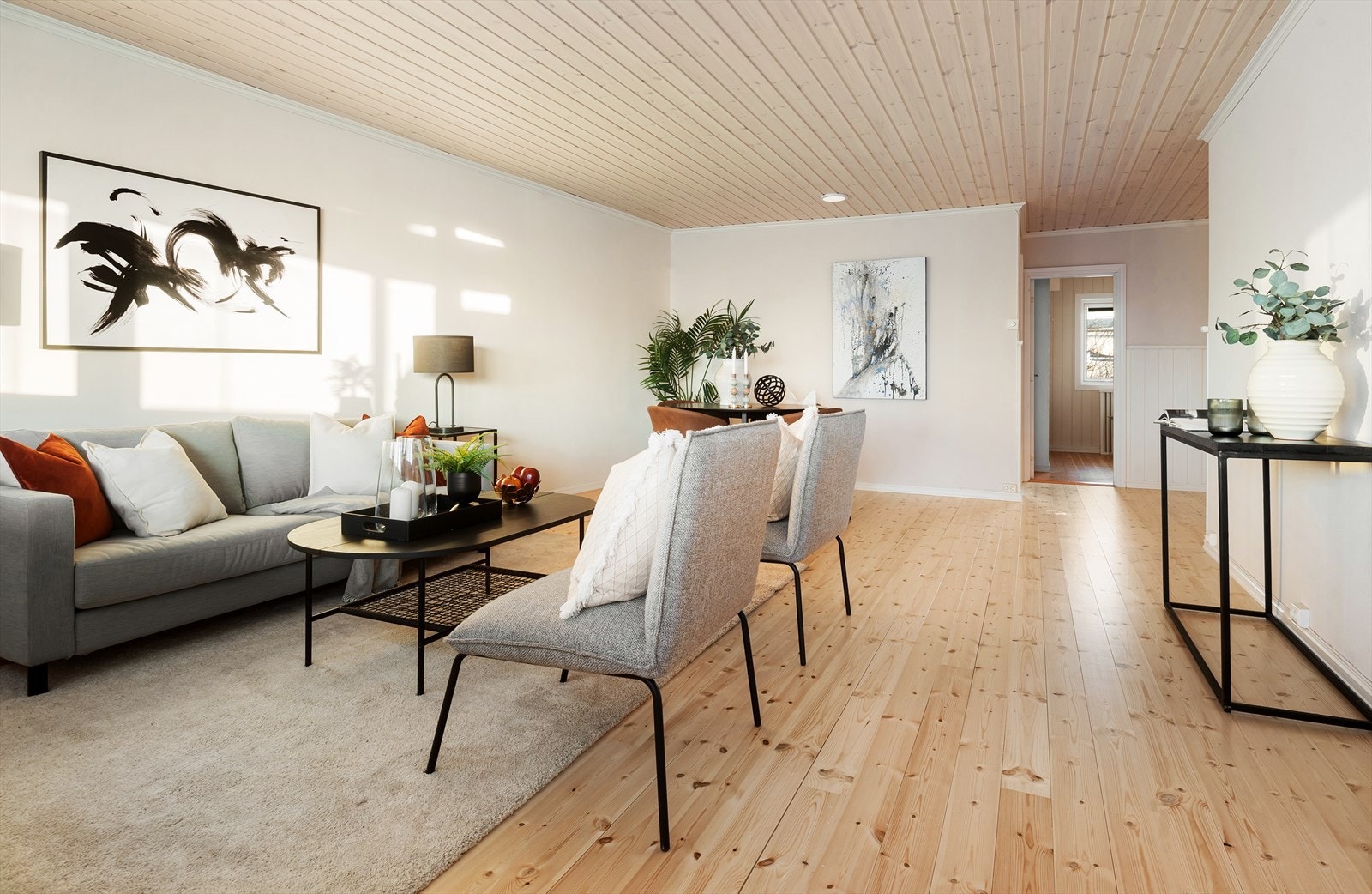 Stuen har en åpen løsning med god plass til både en spise- og sittegruppe. Galleribilde