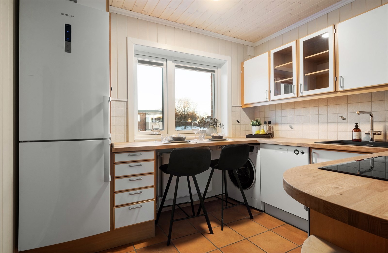 Klassisk og separat kjøkken med glatte fronter og heltre benkeplate. Galleribilde