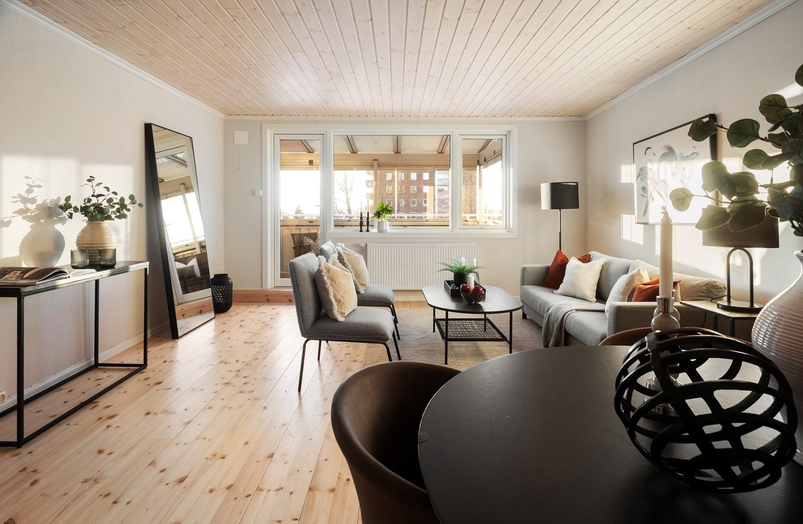 En lys og romslig 3-roms med romslig stue, separat kjøkken og innglasset balkong. Galleribilde