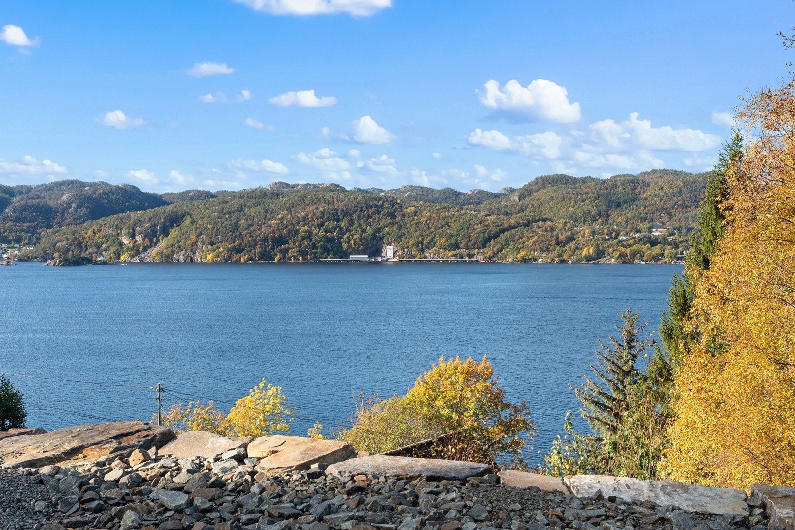 Vestvendt beliggenhet med kveldssol og fjordutsikt. Galleribilde