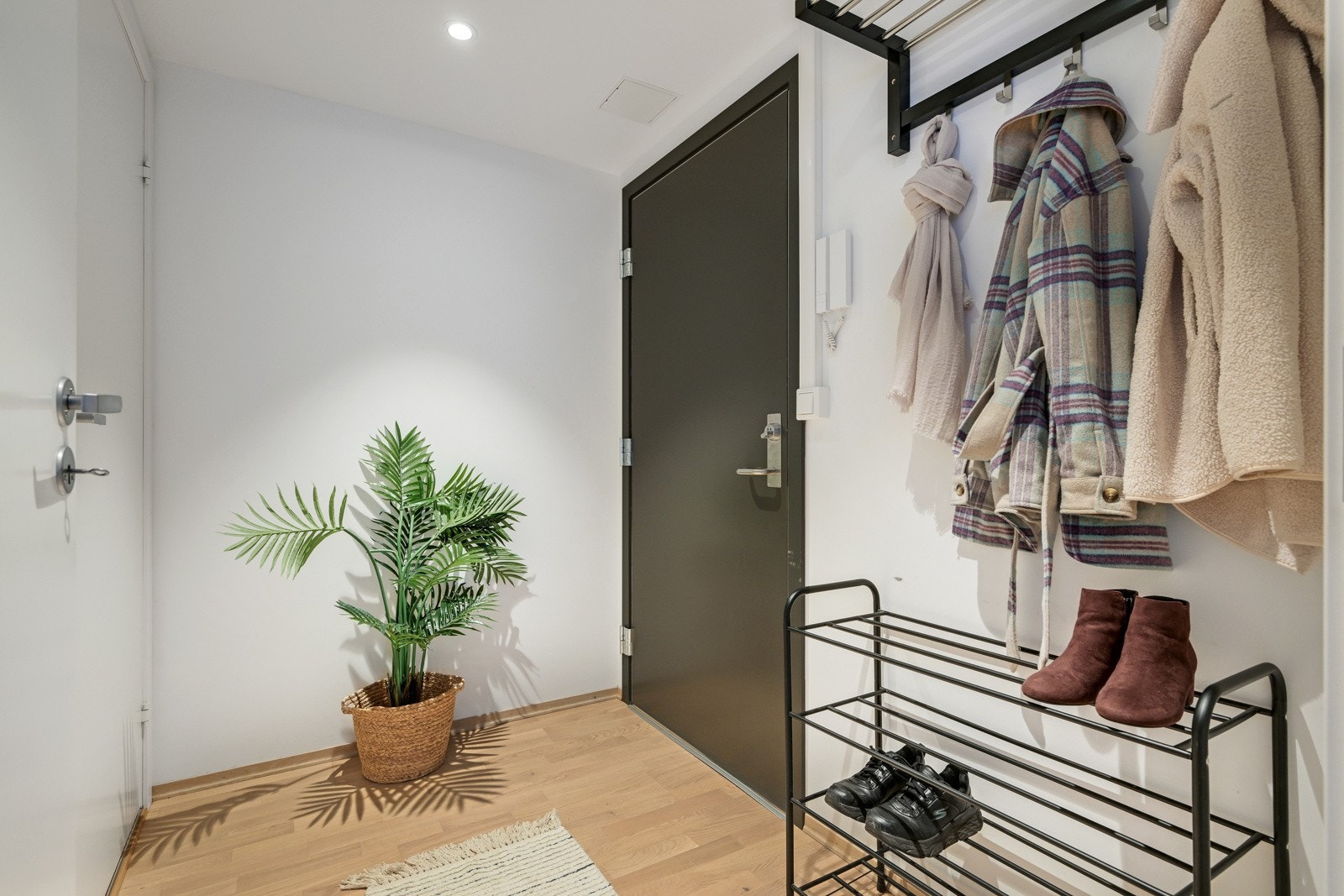 Lyst inngangsparti med flott parkett på gulvet. God plass til å henge ifra seg ytterbekledning, det er calling i gangen. Galleribilde