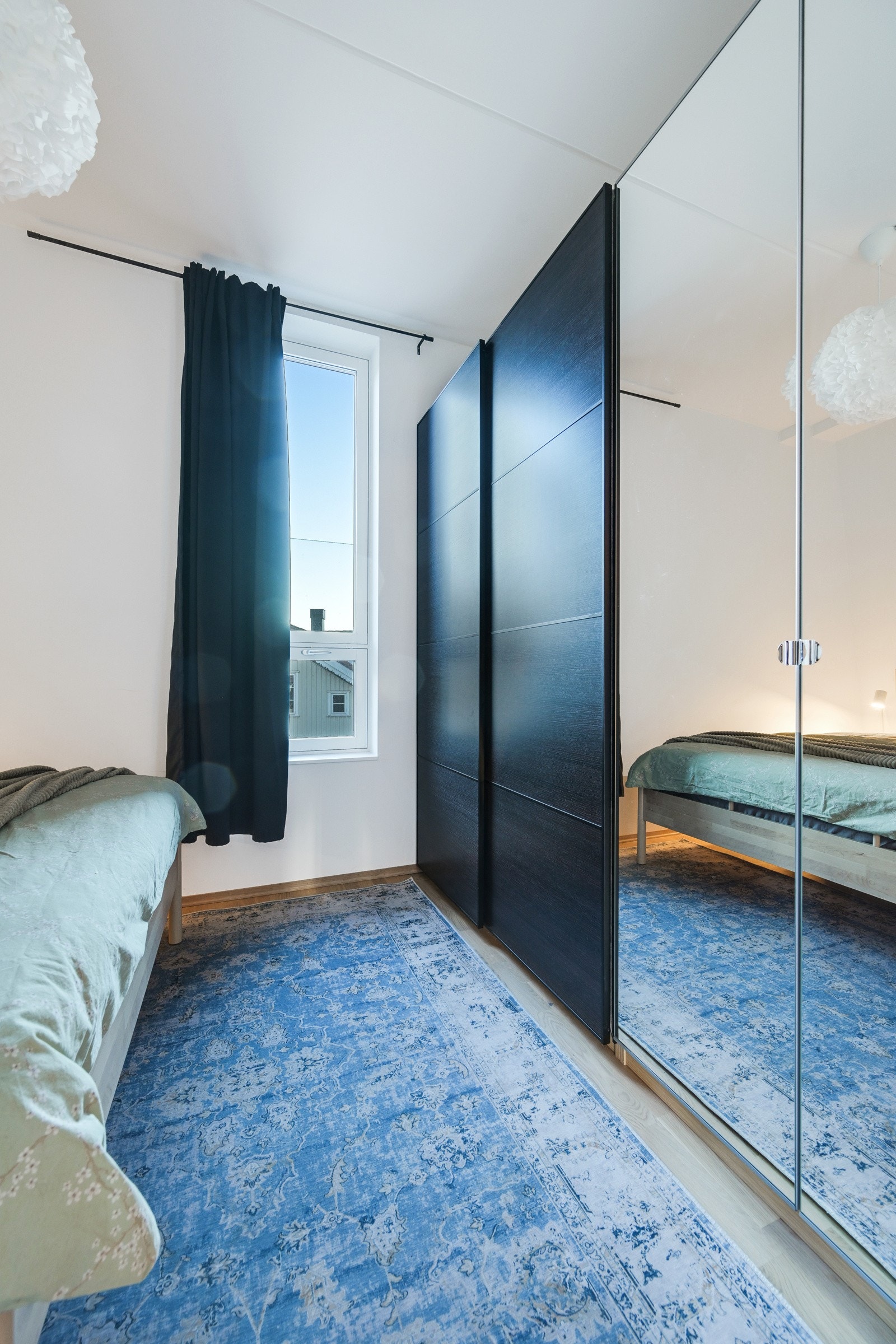 På hovedsoverommet er det god plass til en dobbeltseng med tilhørende nattbord, det er og gode lagringsmuligheter i garderobeskapene. Galleribilde