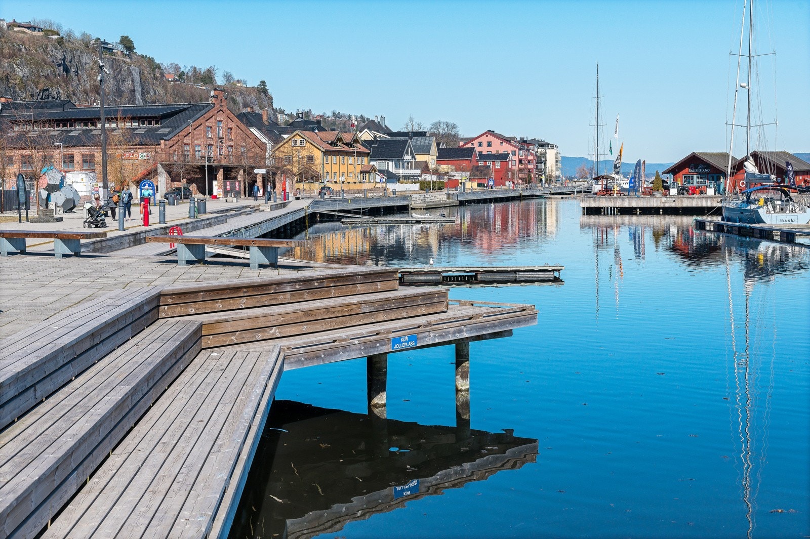 Byen er kjent for sitt idyllikske båt- og bryggeliv, hvor man kan spasere langs bryggekanten og nyte utsikten mot fjorden. Galleribilde