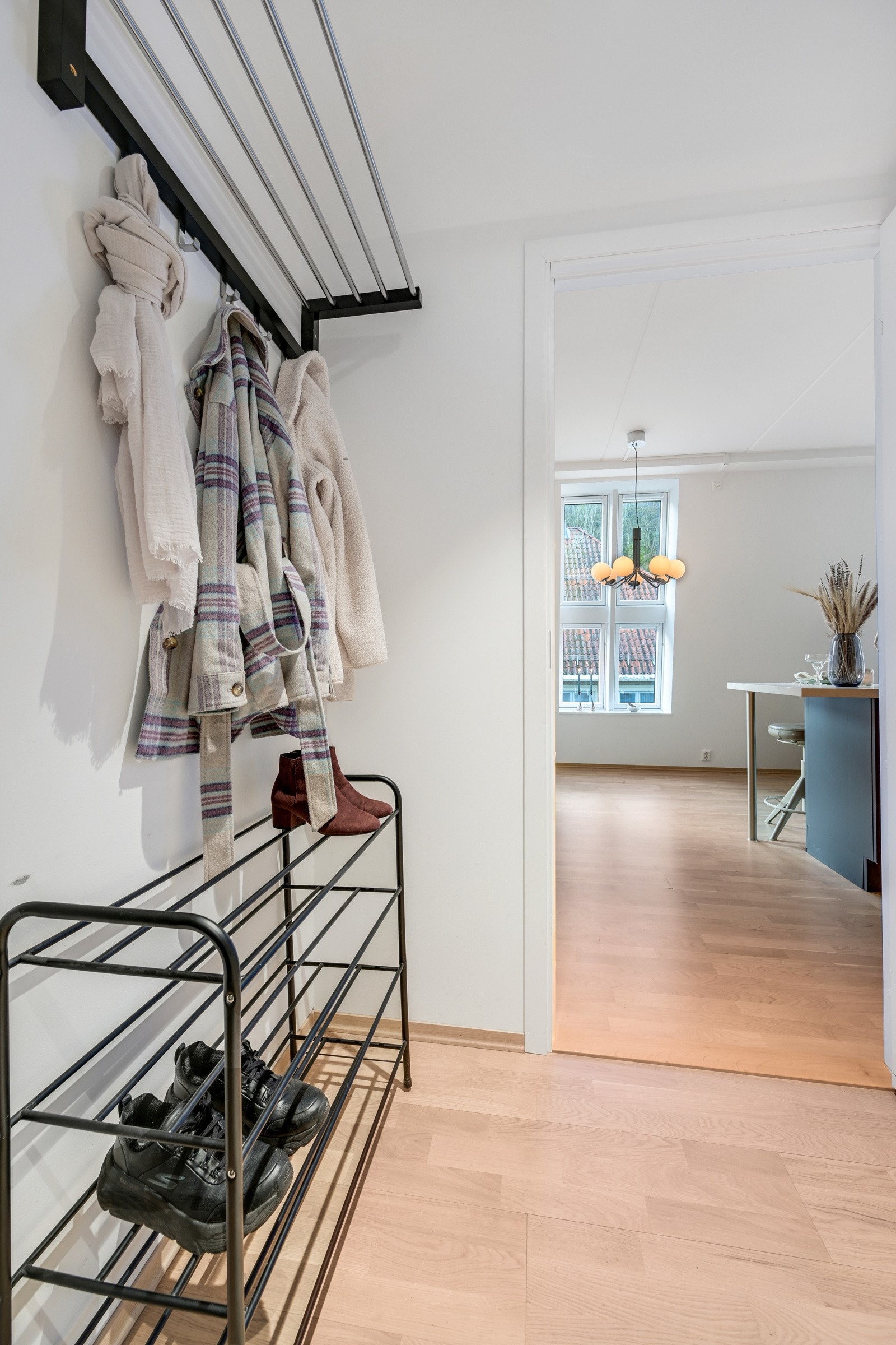 Fra gangen er det videre inngang til bad, stue og kjøkken. Galleribilde